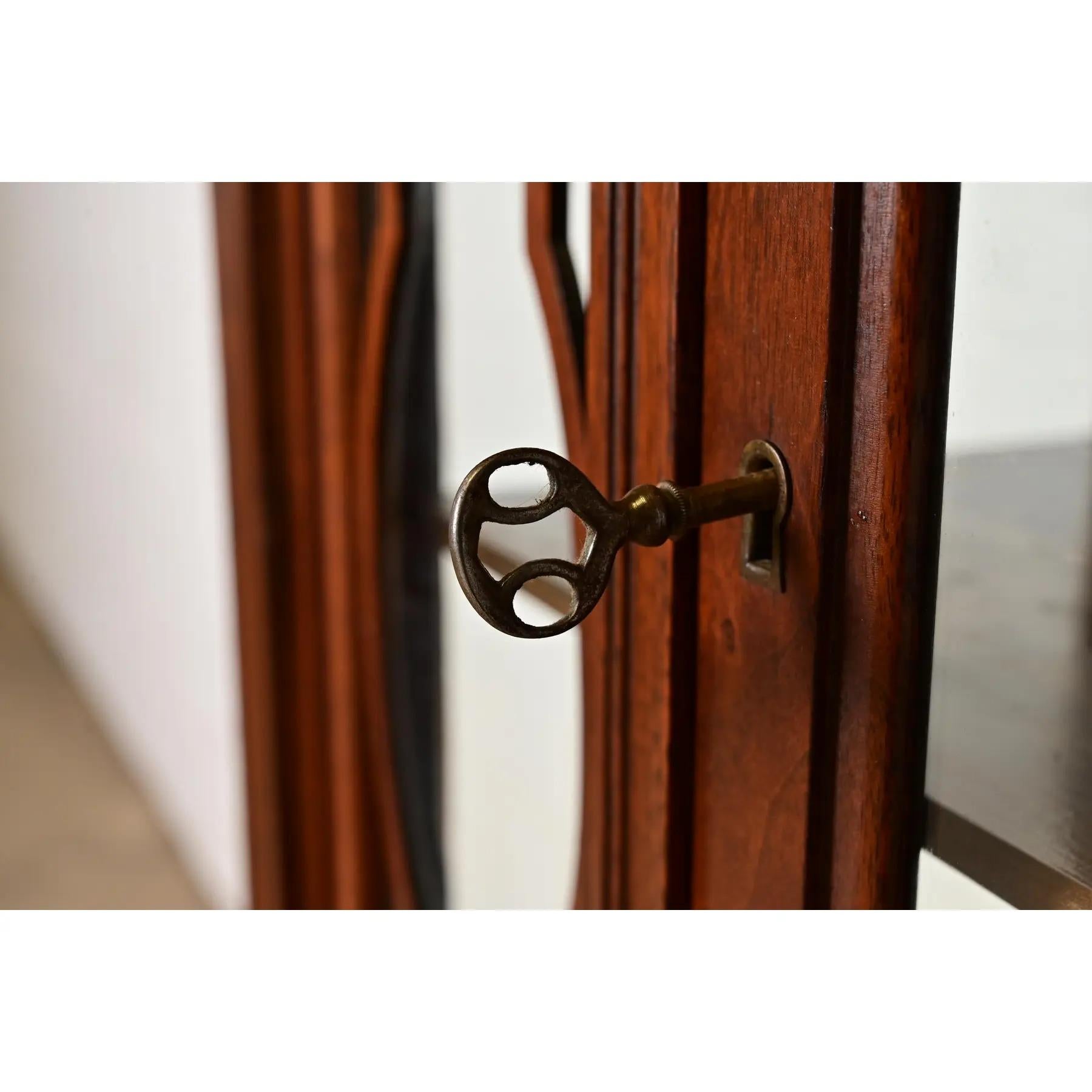 Antica libreria o vetrinetta in noce intagliato Jacobean Walnut, circa anni '20 in vendita 1