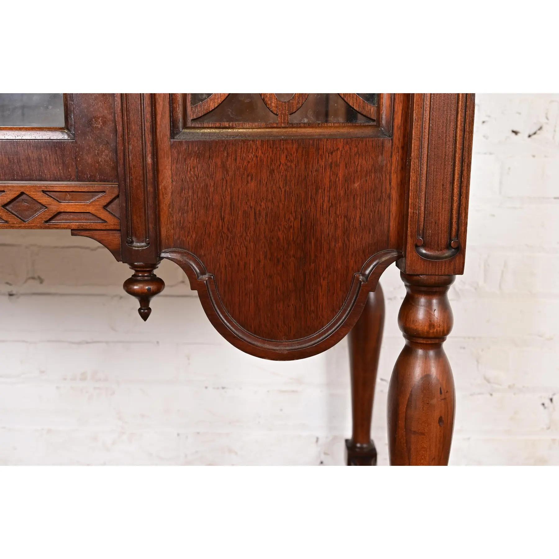Antica libreria o vetrinetta in noce intagliato Jacobean Walnut, circa anni '20 in vendita 2