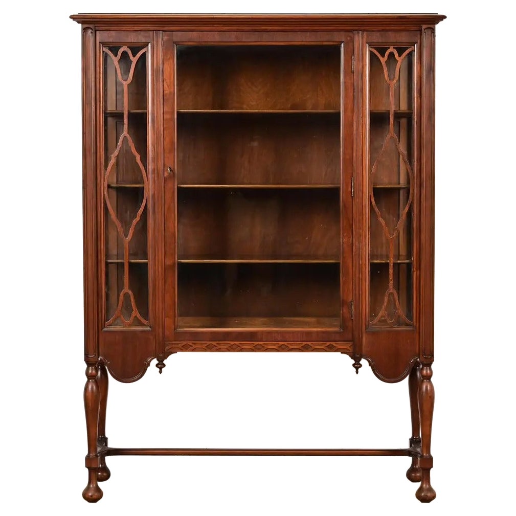 Antica libreria o vetrinetta in noce intagliato Jacobean Walnut, circa anni '20 in vendita