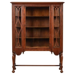 Antica libreria o vetrinetta in noce intagliato Jacobean Walnut, circa anni '20