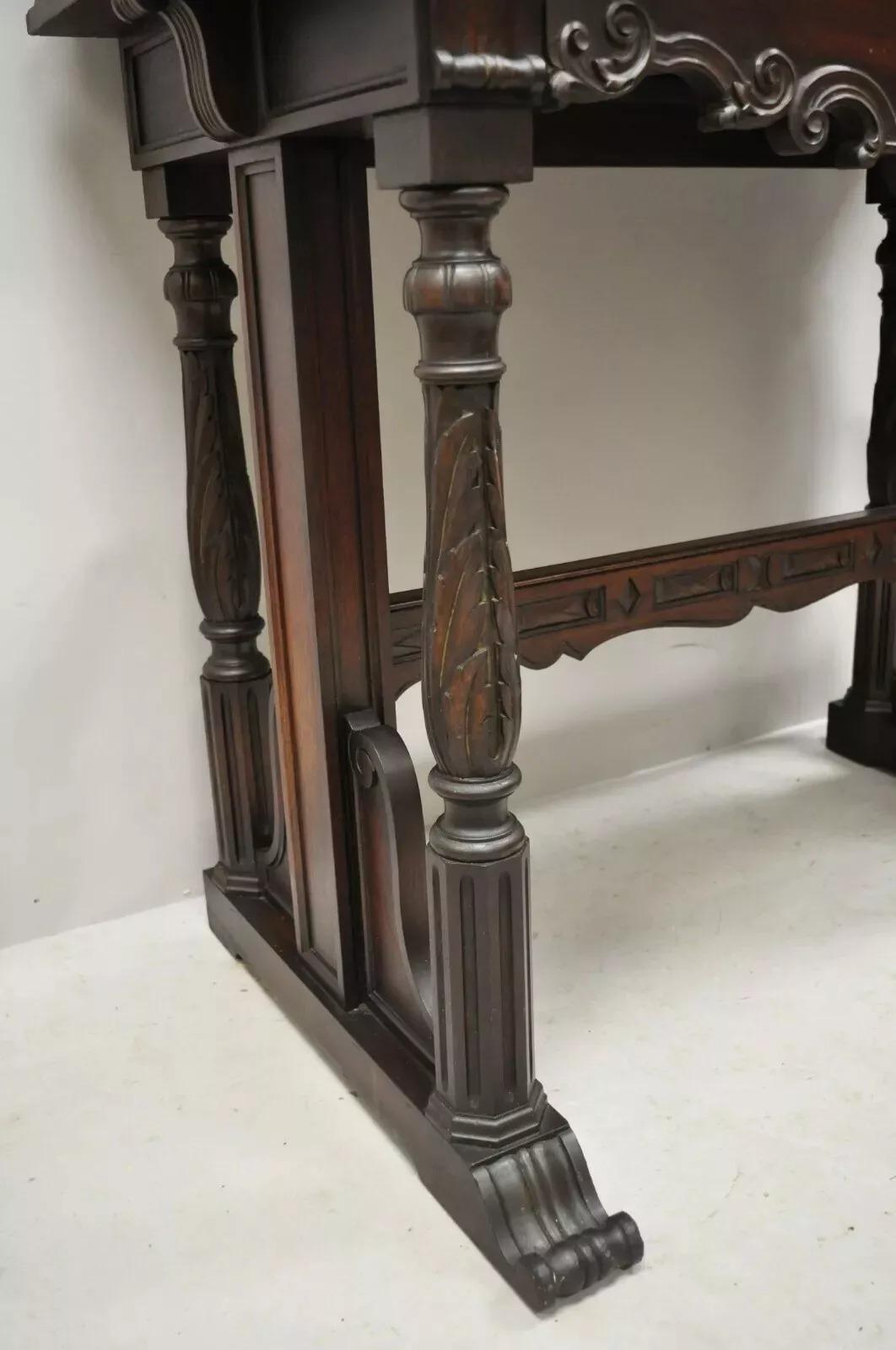 Antiguo Armario con Puerta Ciega de Nogal Tallado y Pintado a Mano Floral Jacobeo en venta 5