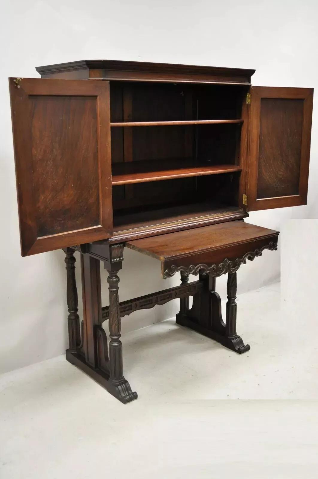 Antiguo Armario con Puerta Ciega de Nogal Tallado y Pintado a Mano Floral Jacobeo Desconocido en venta