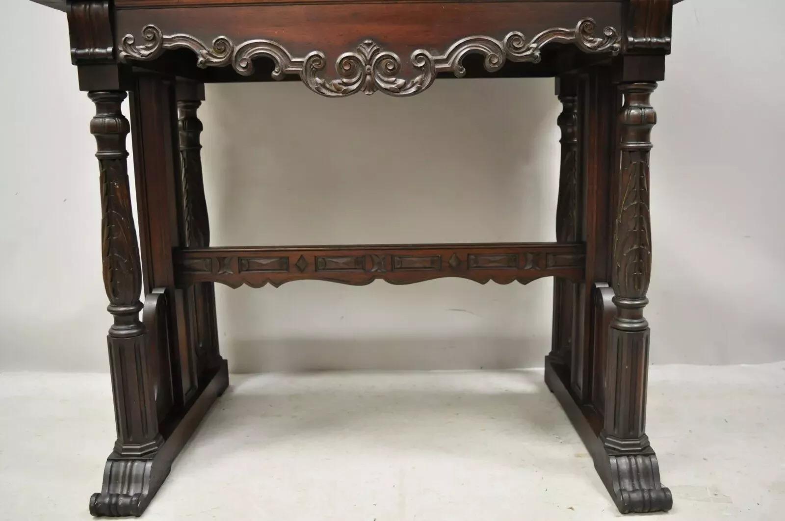 Antiguo Armario con Puerta Ciega de Nogal Tallado y Pintado a Mano Floral Jacobeo siglo XX en venta