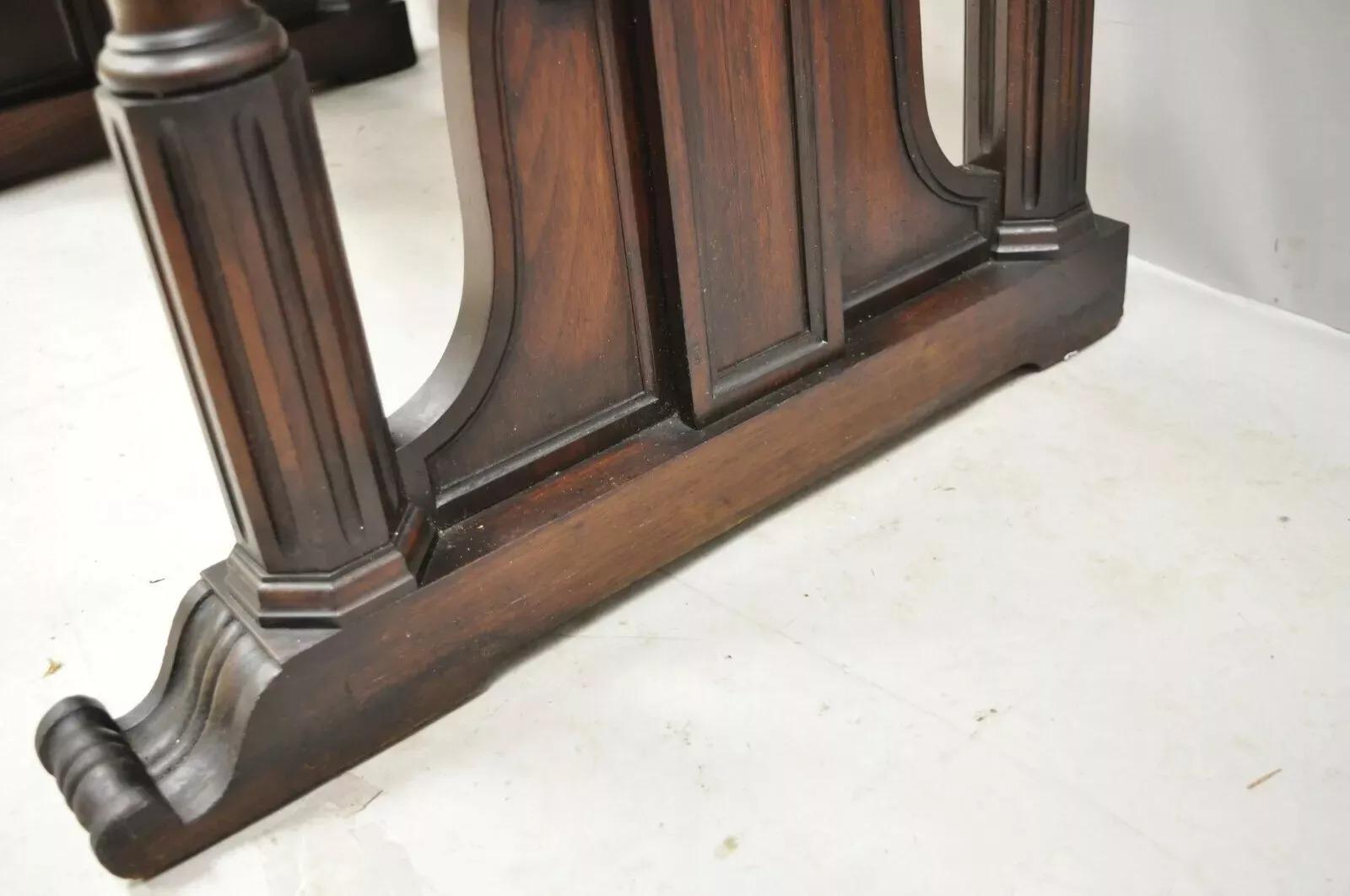 Antiguo Armario con Puerta Ciega de Nogal Tallado y Pintado a Mano Floral Jacobeo en venta 1