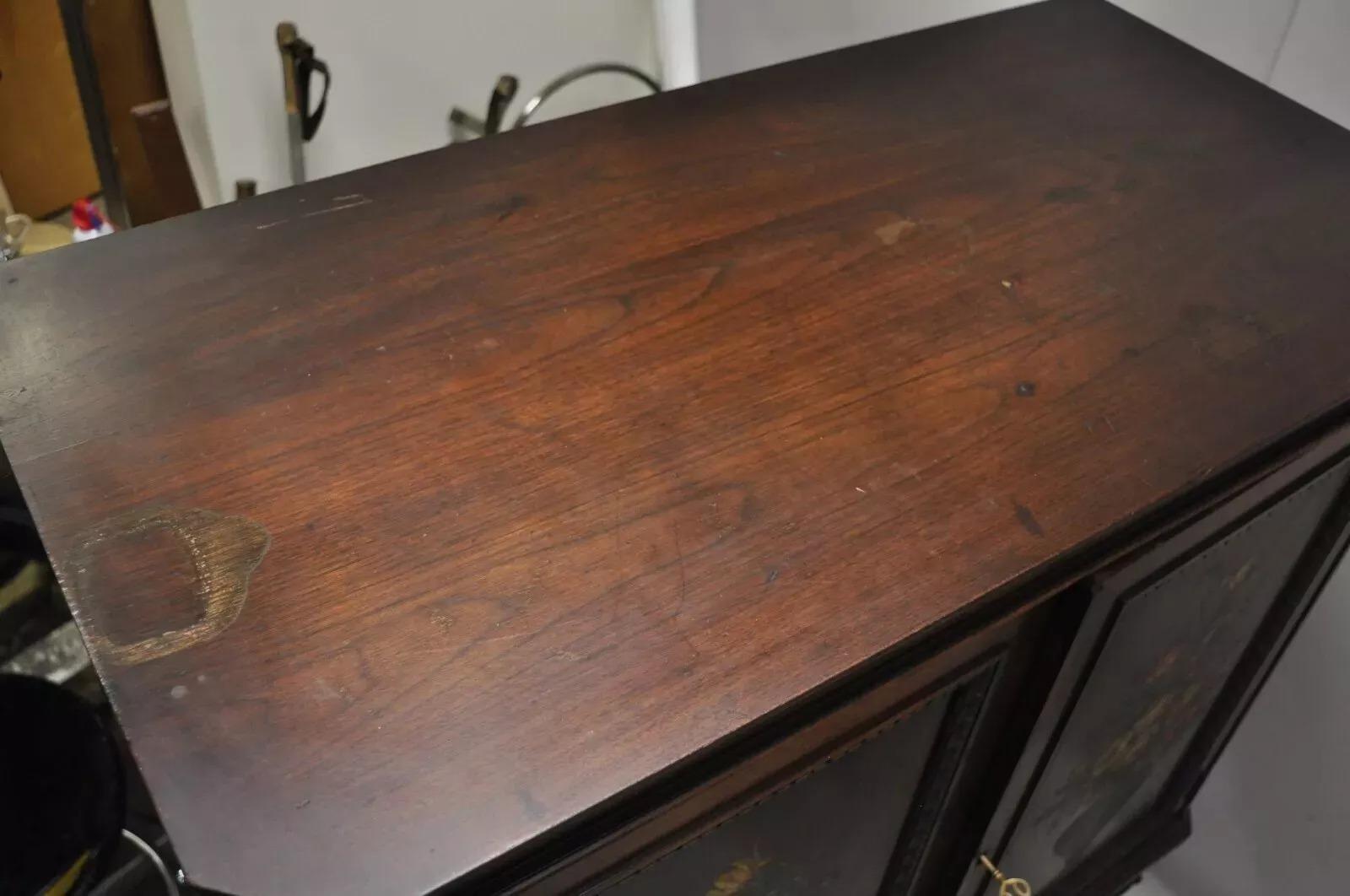 Antiguo Armario con Puerta Ciega de Nogal Tallado y Pintado a Mano Floral Jacobeo en venta 2