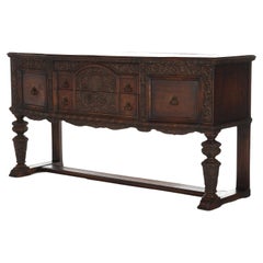 Ancien buffet Jacobean en chêne et noyer sculpté de feuillages C1900