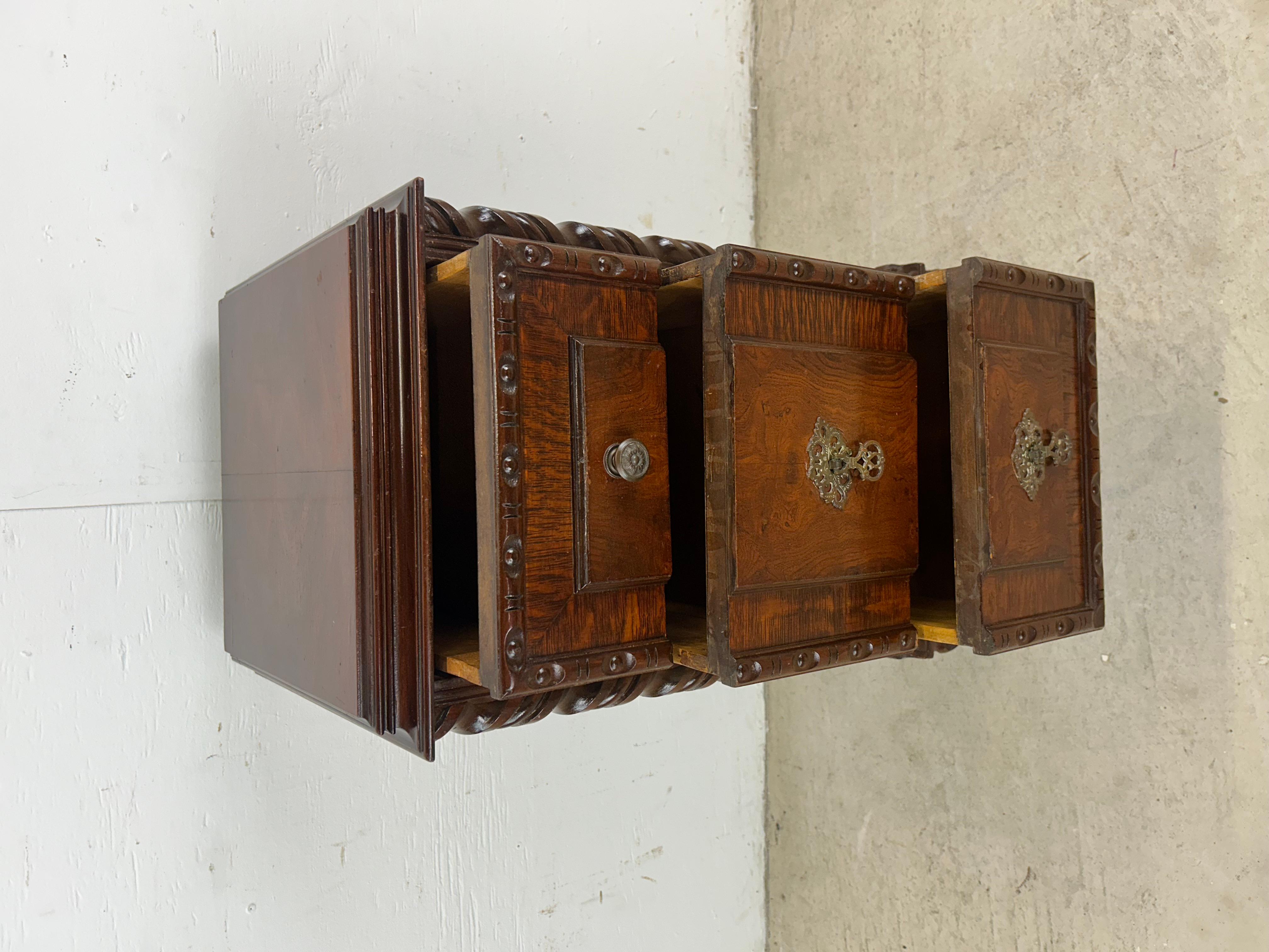 Ancienne commode en noyer sculpté de style gothique jacobéen en vente 3