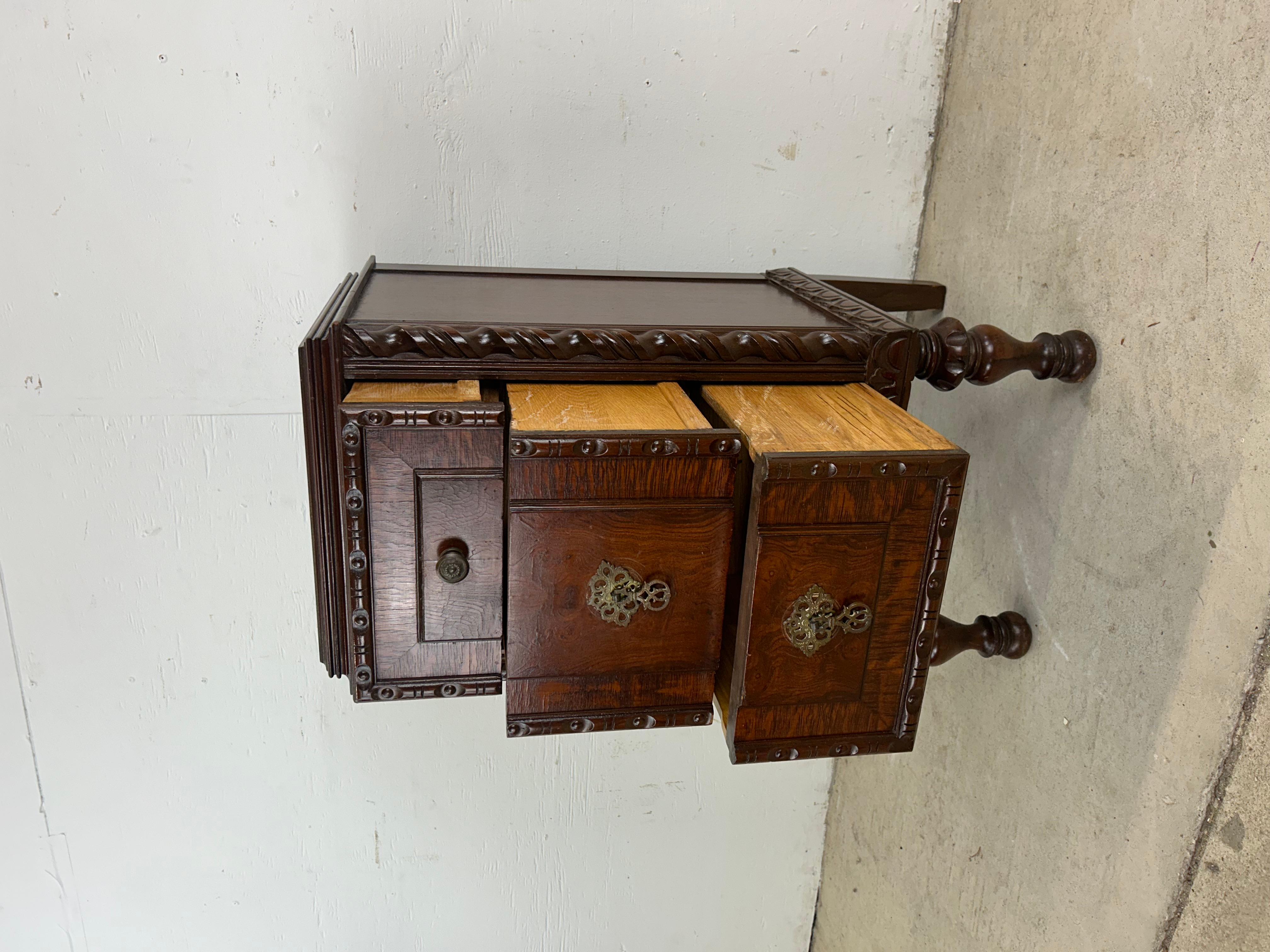 Ancienne commode en noyer sculpté de style gothique jacobéen en vente 4