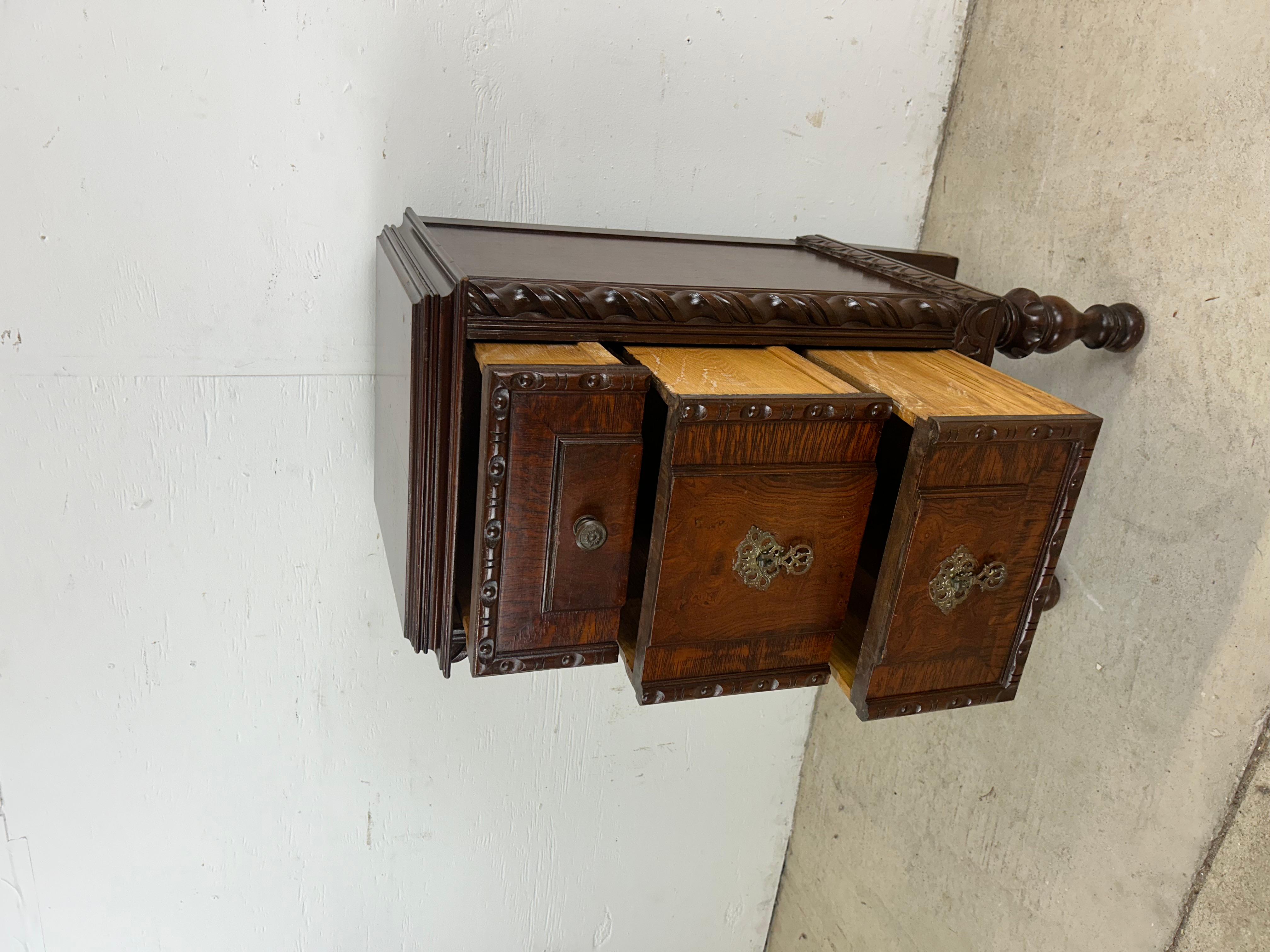Ancienne commode en noyer sculpté de style gothique jacobéen en vente 5