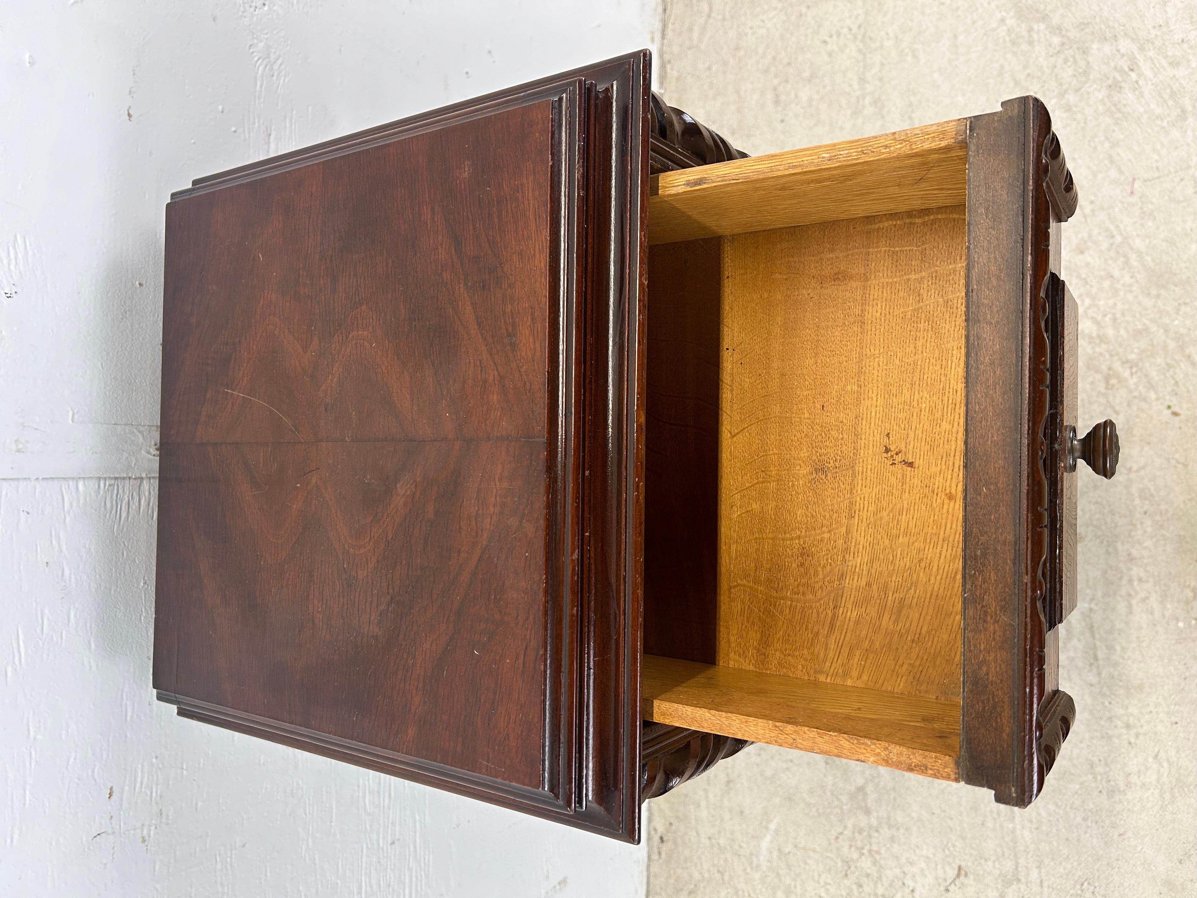 Ancienne commode en noyer sculpté de style gothique jacobéen en vente 6