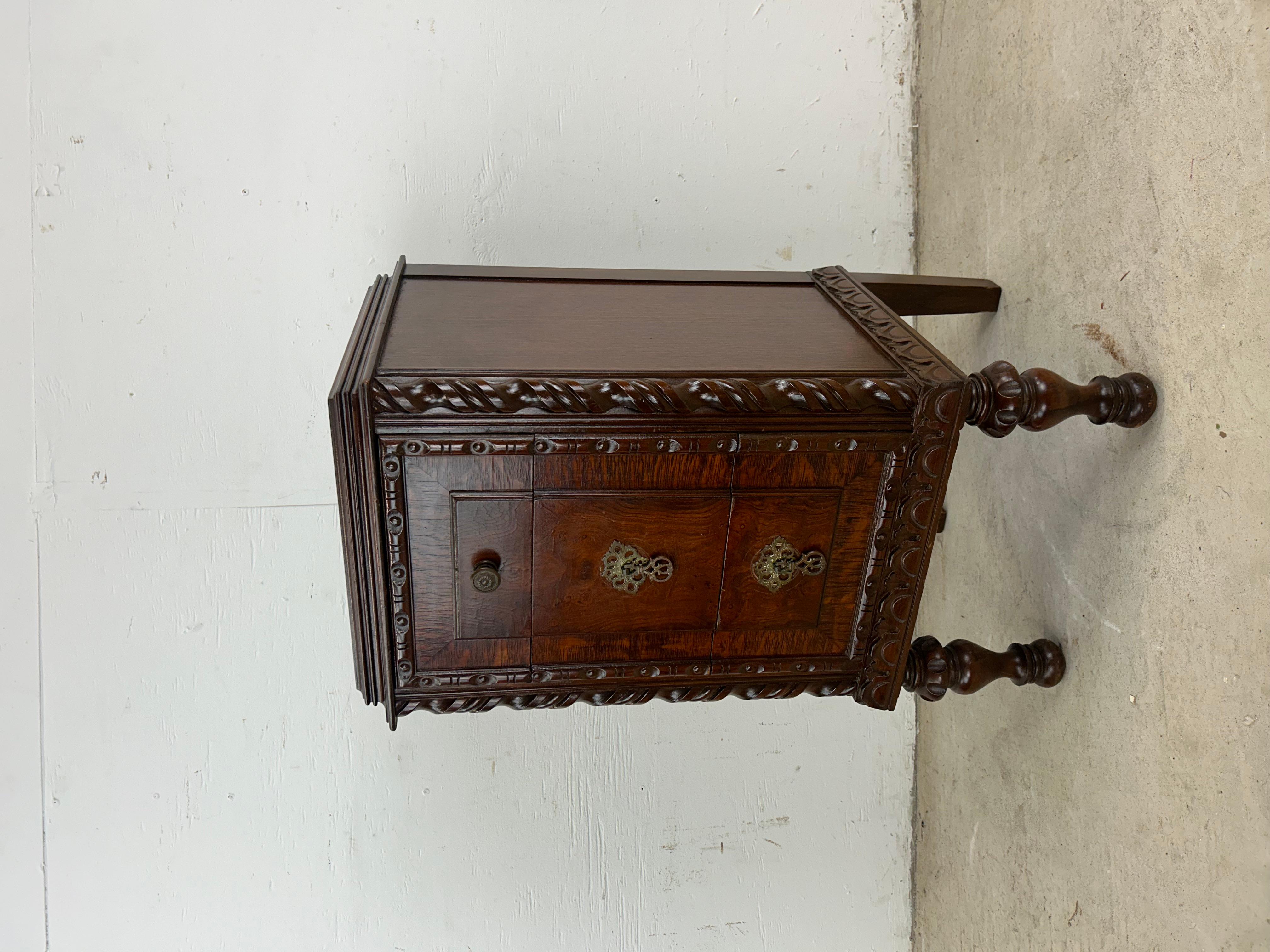 Ancienne commode en noyer sculpté de style gothique jacobéen en vente 7