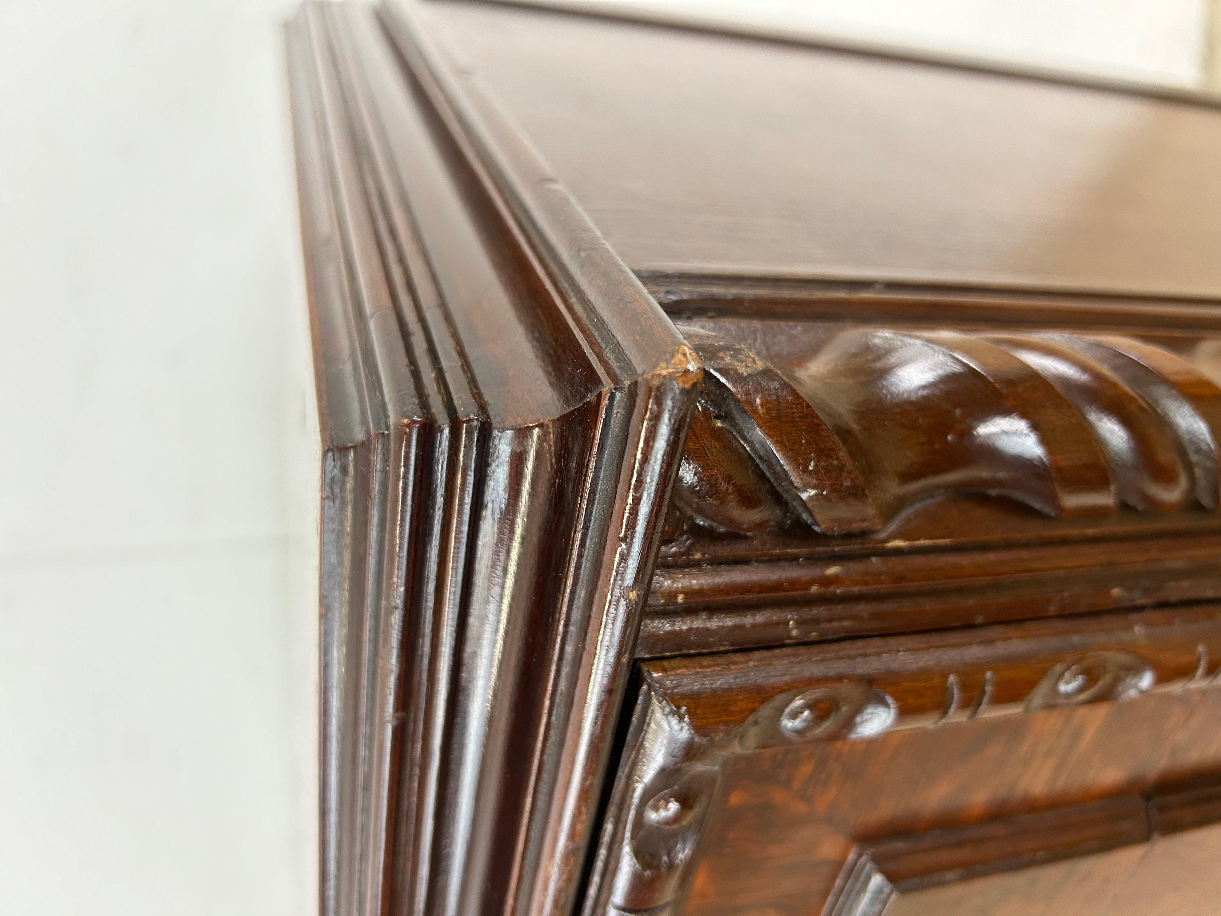 Ancienne commode en noyer sculpté de style gothique jacobéen en vente 8