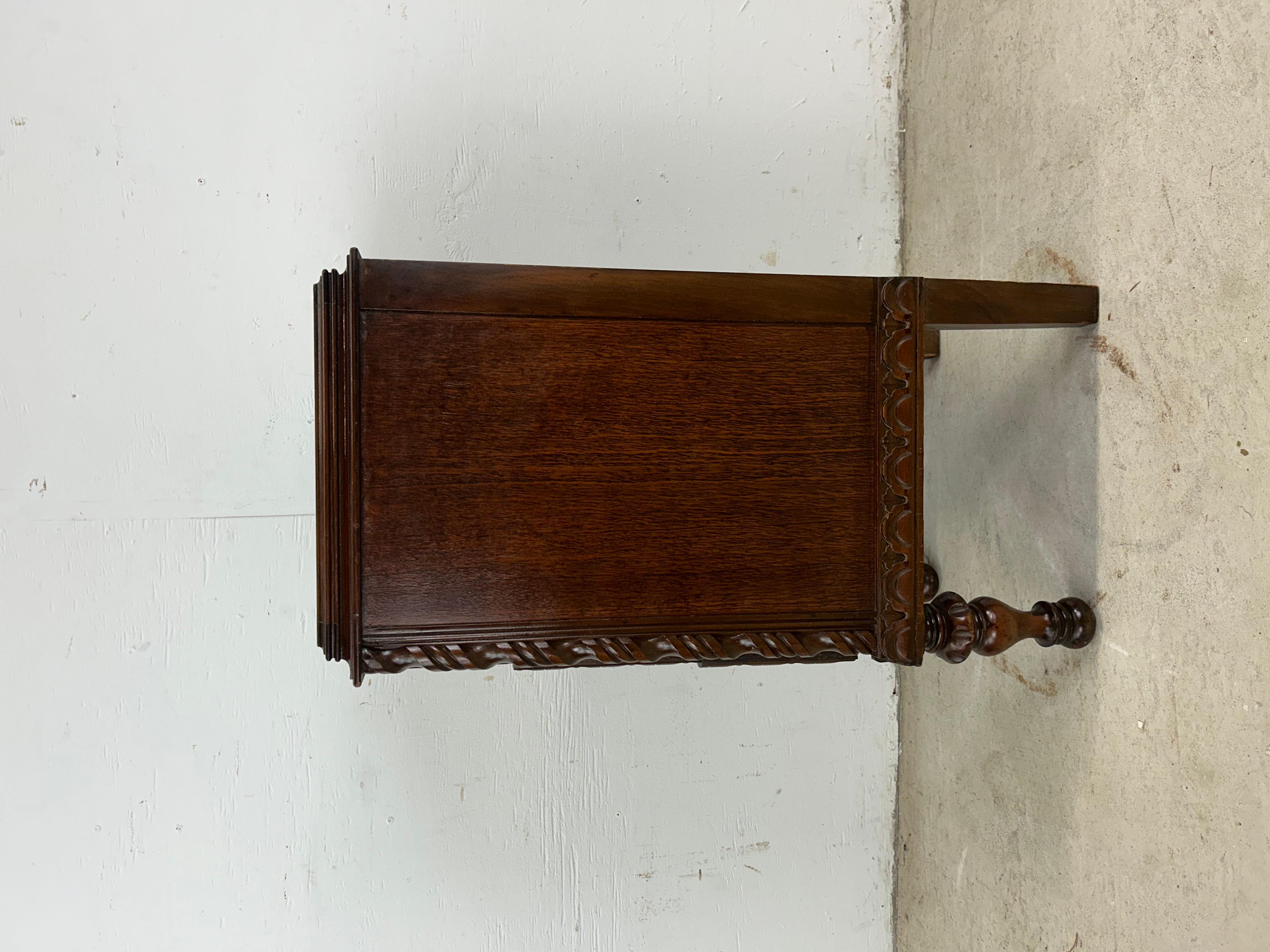 Ancienne commode en noyer sculpté de style gothique jacobéen en vente 9