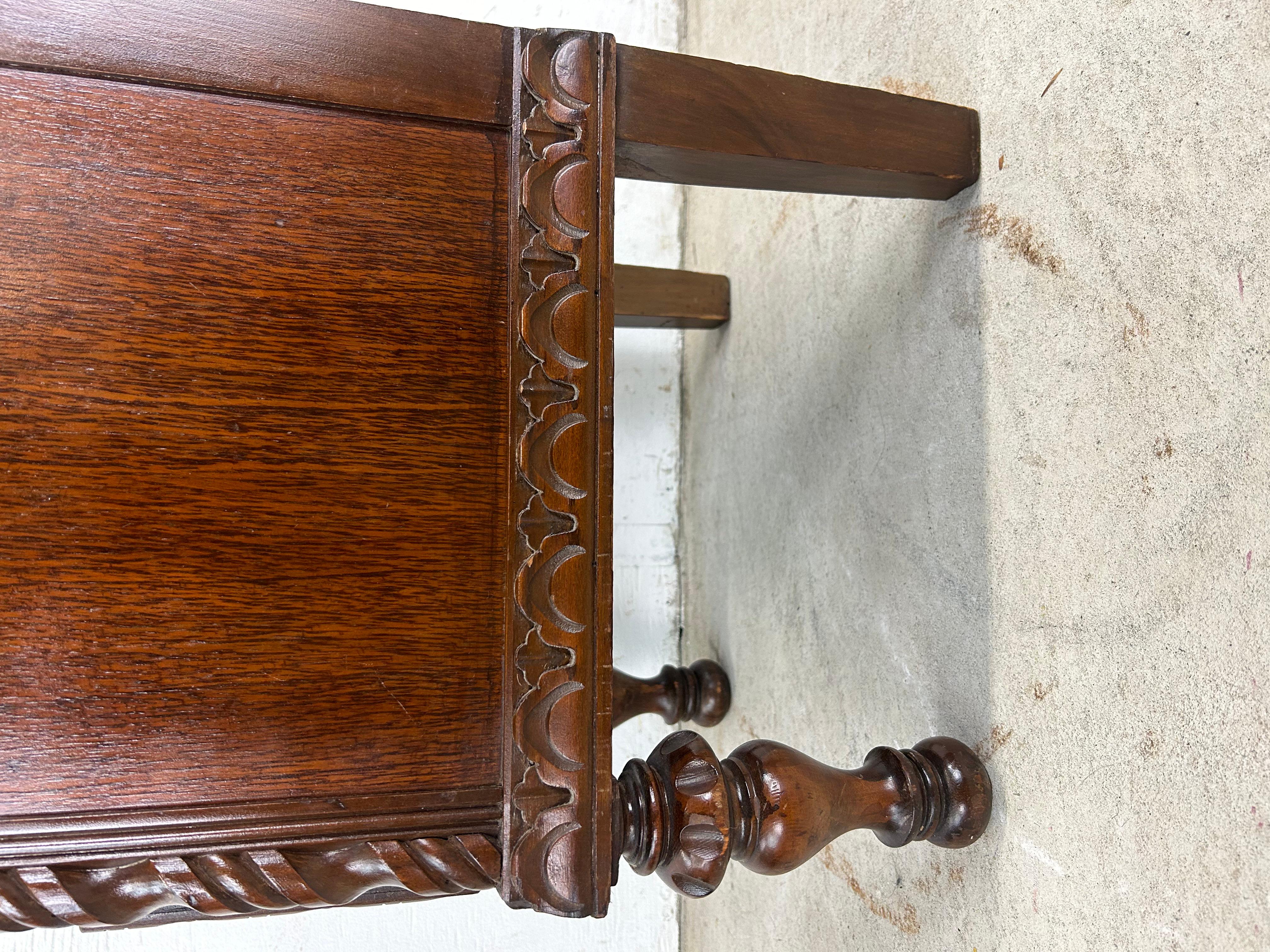 Ancienne commode en noyer sculpté de style gothique jacobéen en vente 10