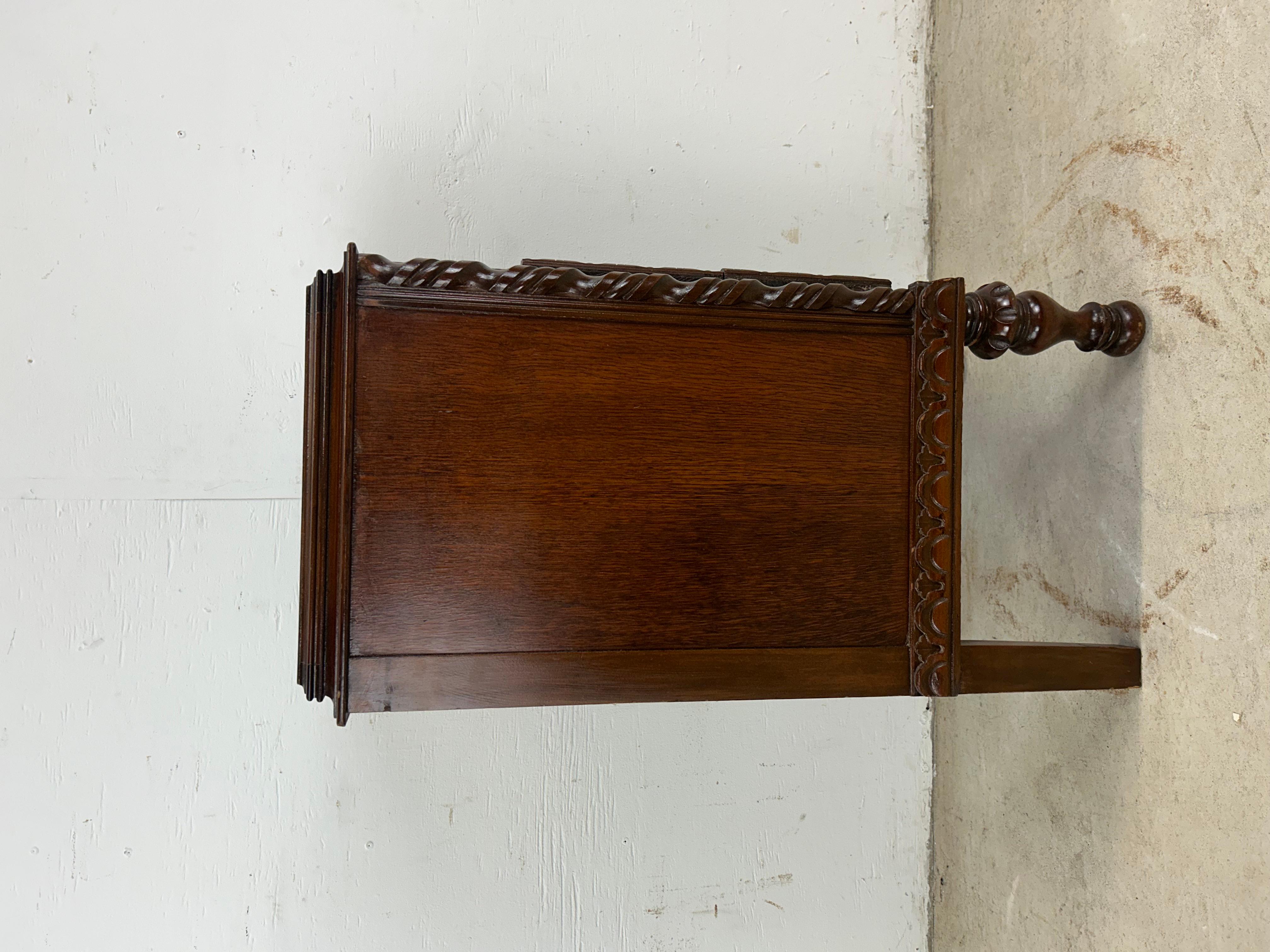 Ancienne commode en noyer sculpté de style gothique jacobéen en vente 13