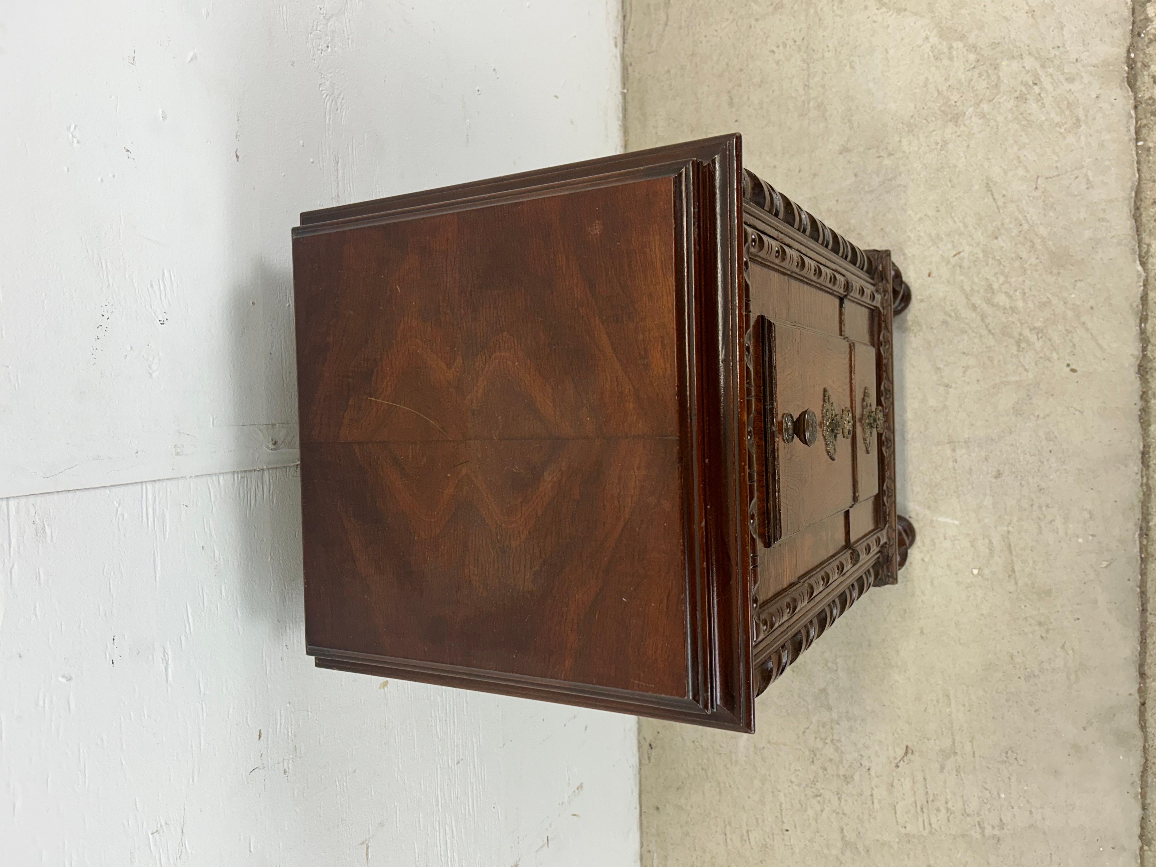 Jacobéen Ancienne commode en noyer sculpté de style gothique jacobéen en vente