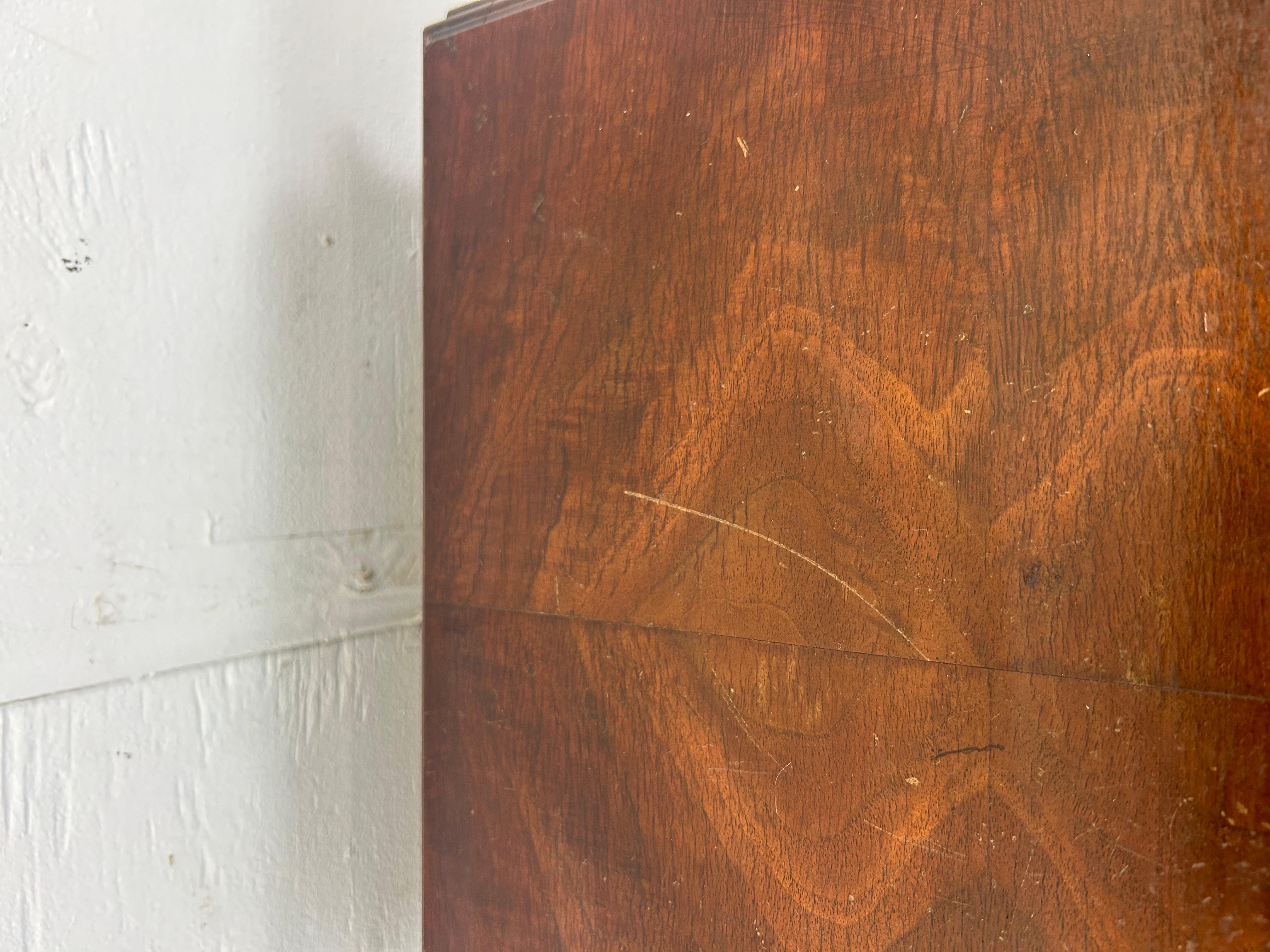 Inconnu Ancienne commode en noyer sculpté de style gothique jacobéen en vente