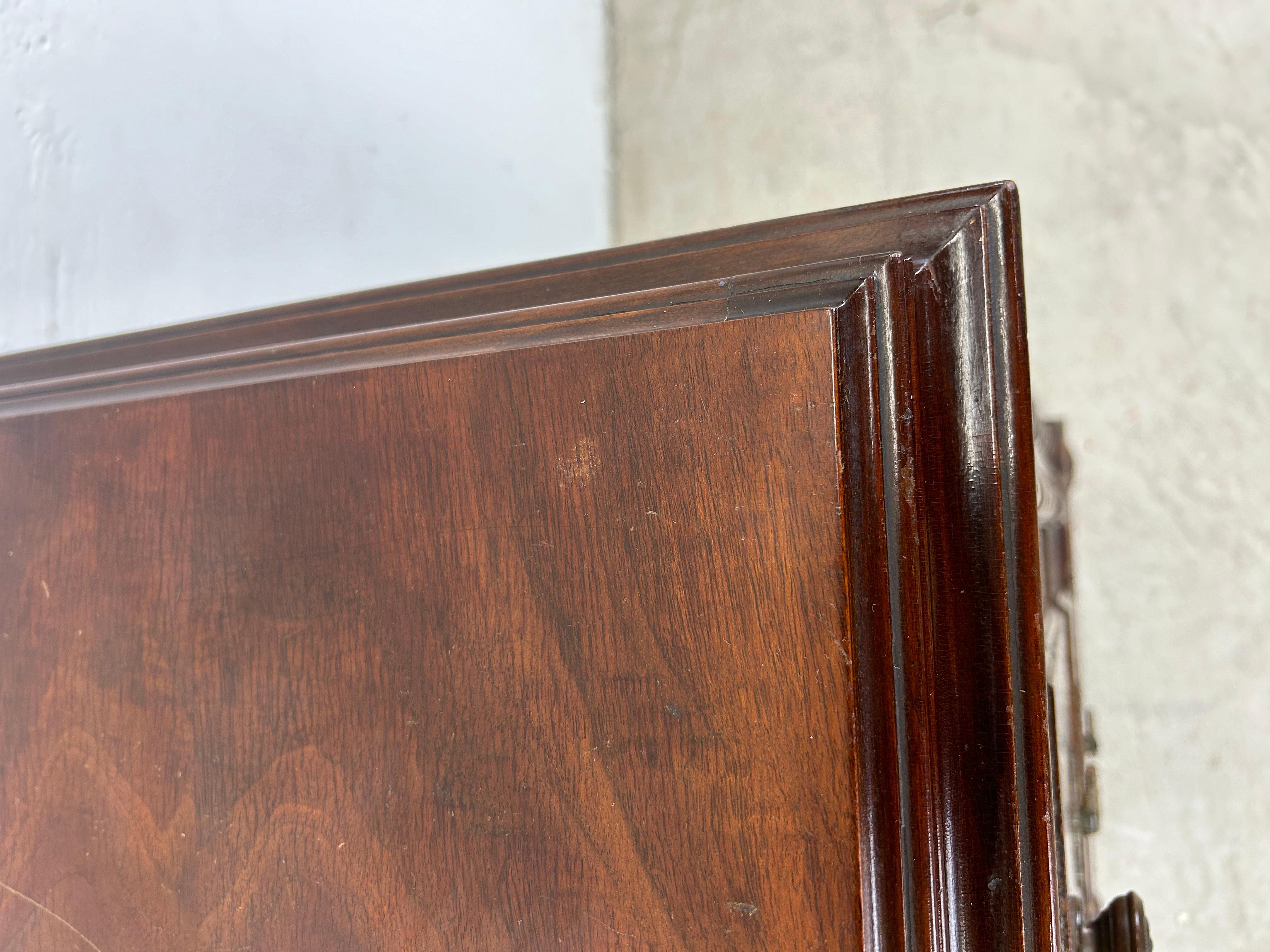 20ième siècle Ancienne commode en noyer sculpté de style gothique jacobéen en vente