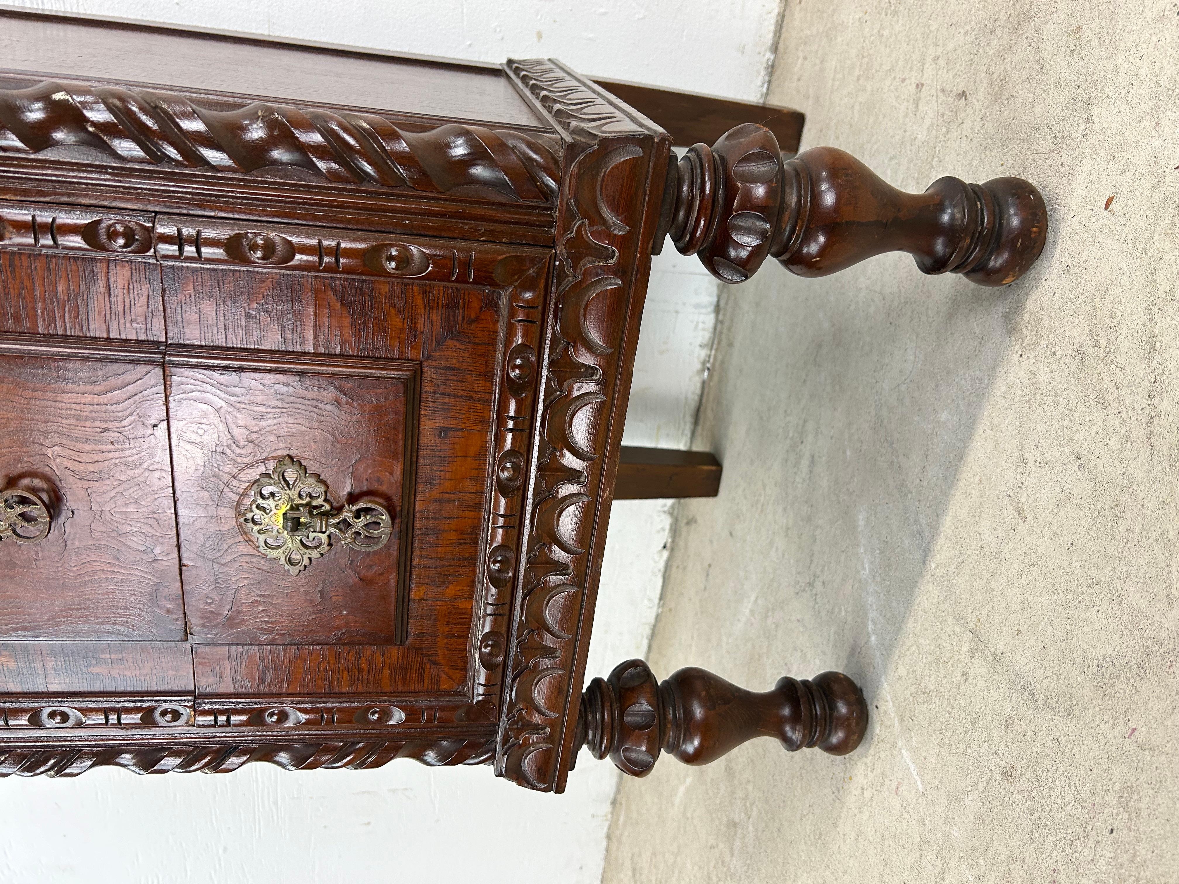 Noyer Ancienne commode en noyer sculpté de style gothique jacobéen en vente