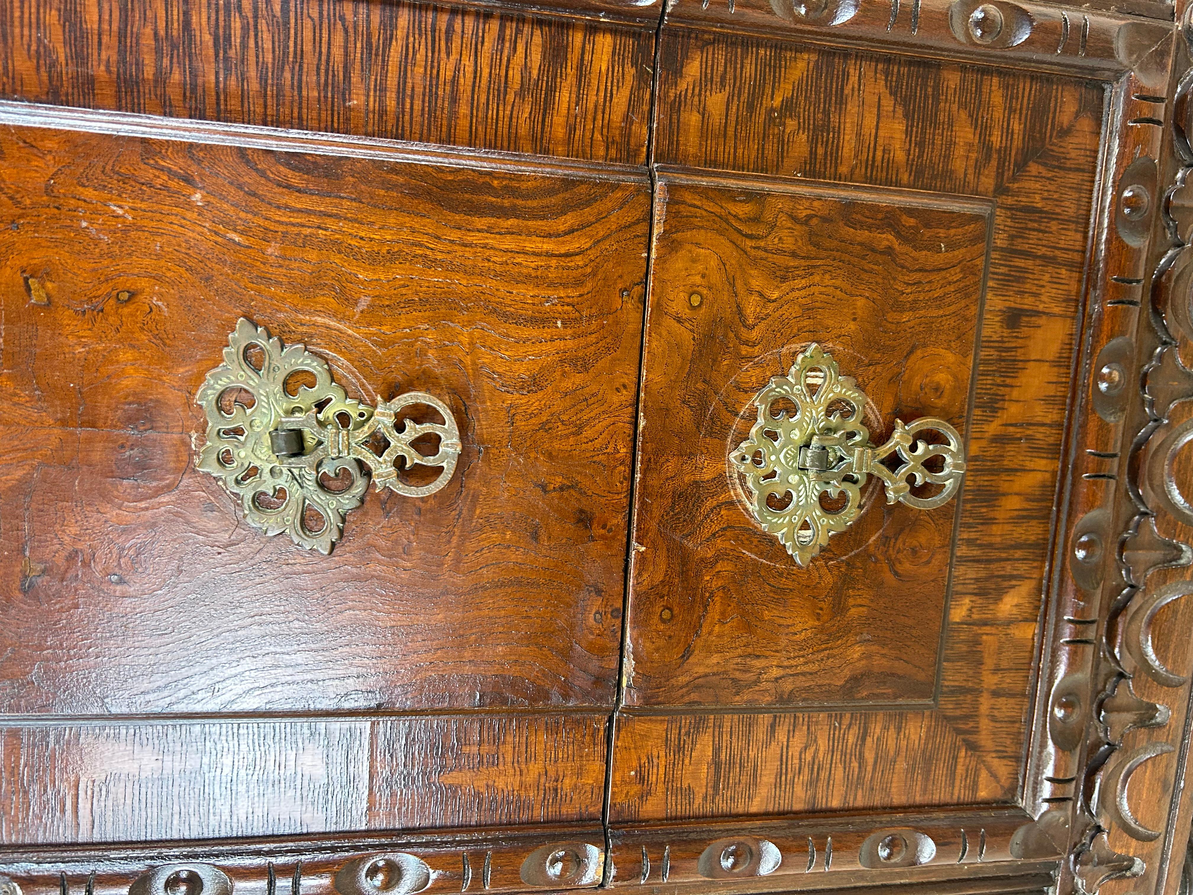Ancienne commode en noyer sculpté de style gothique jacobéen en vente 1