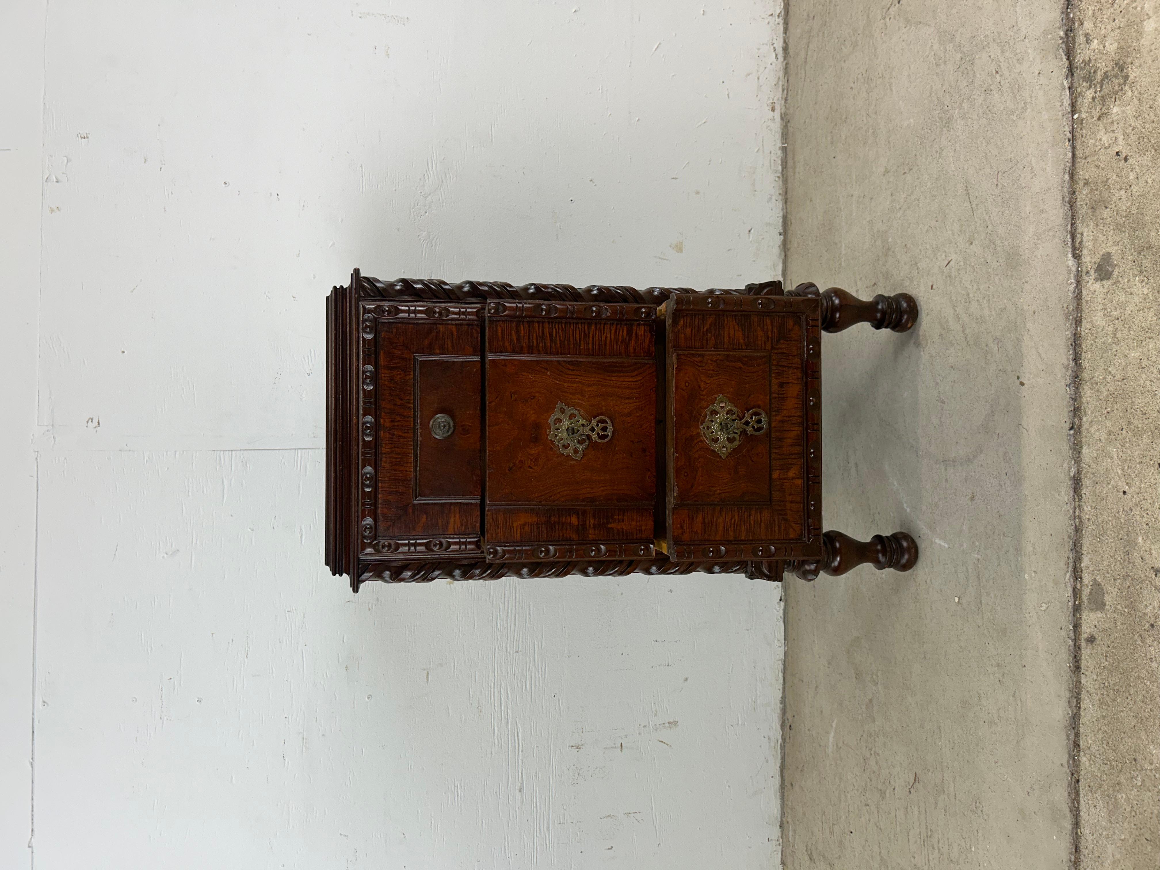Ancienne commode en noyer sculpté de style gothique jacobéen en vente 2