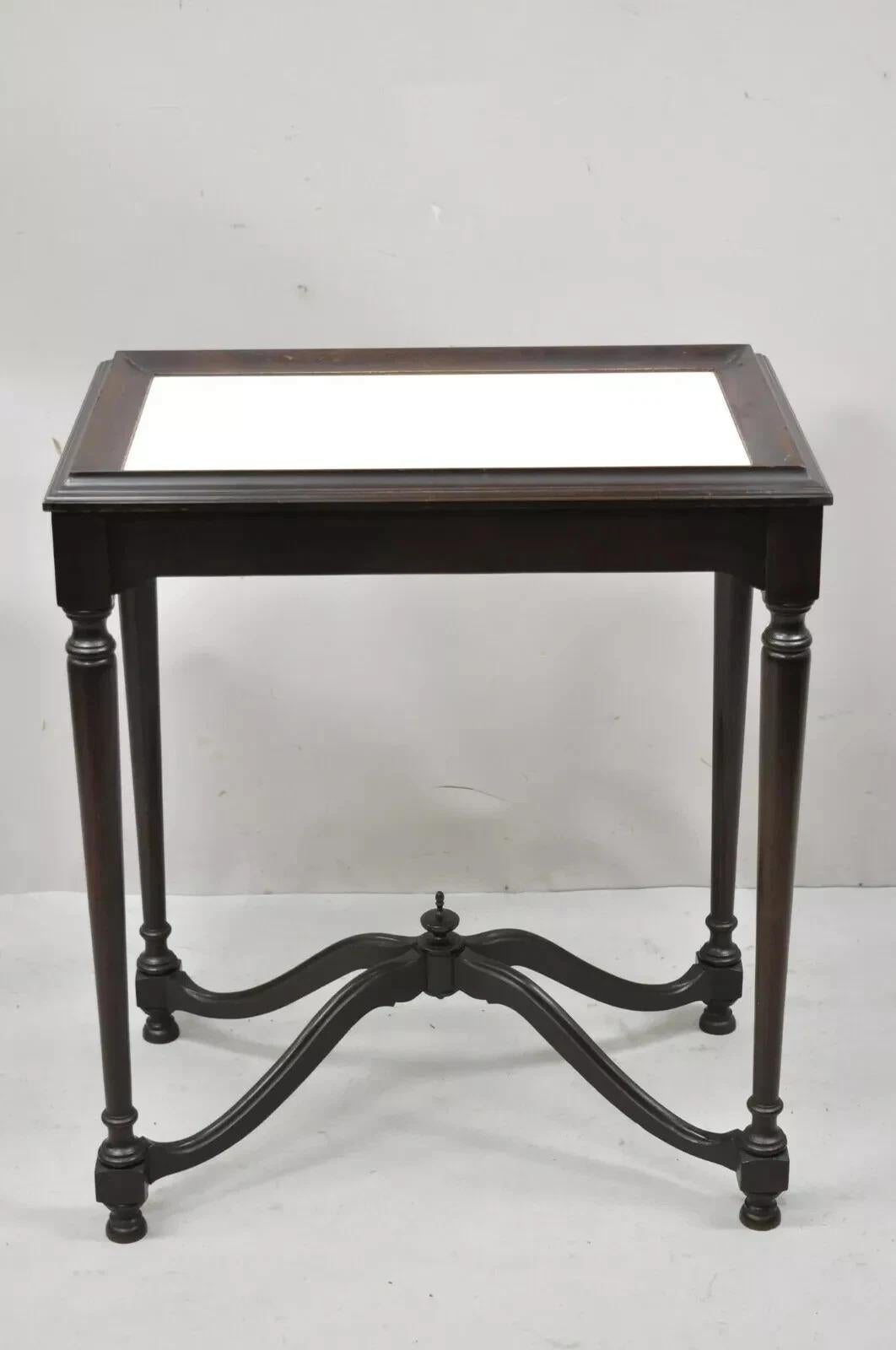 Ancienne table d'appoint en acajou sculpté de la Renaissance Jacobéenne avec plateau en celluloïd en vente 6