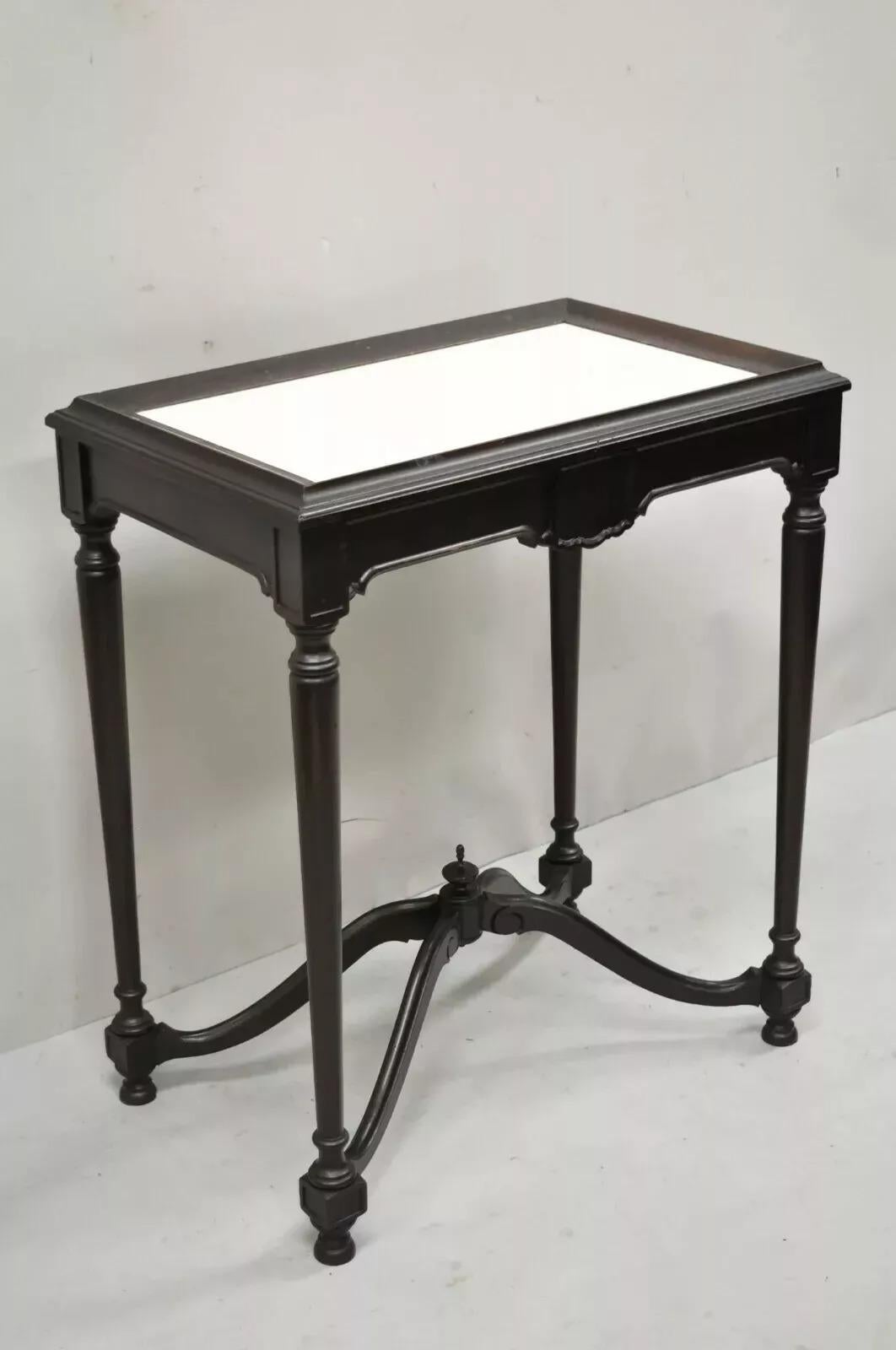 Ancienne table d'appoint en acajou sculpté de la Renaissance jacobéenne avec plateau en celluloïd. Cet objet présente un plateau en celluloïd blanc, une base à traverse avec un fleuron, un cadre en bois massif, des détails joliment sculptés, un très
