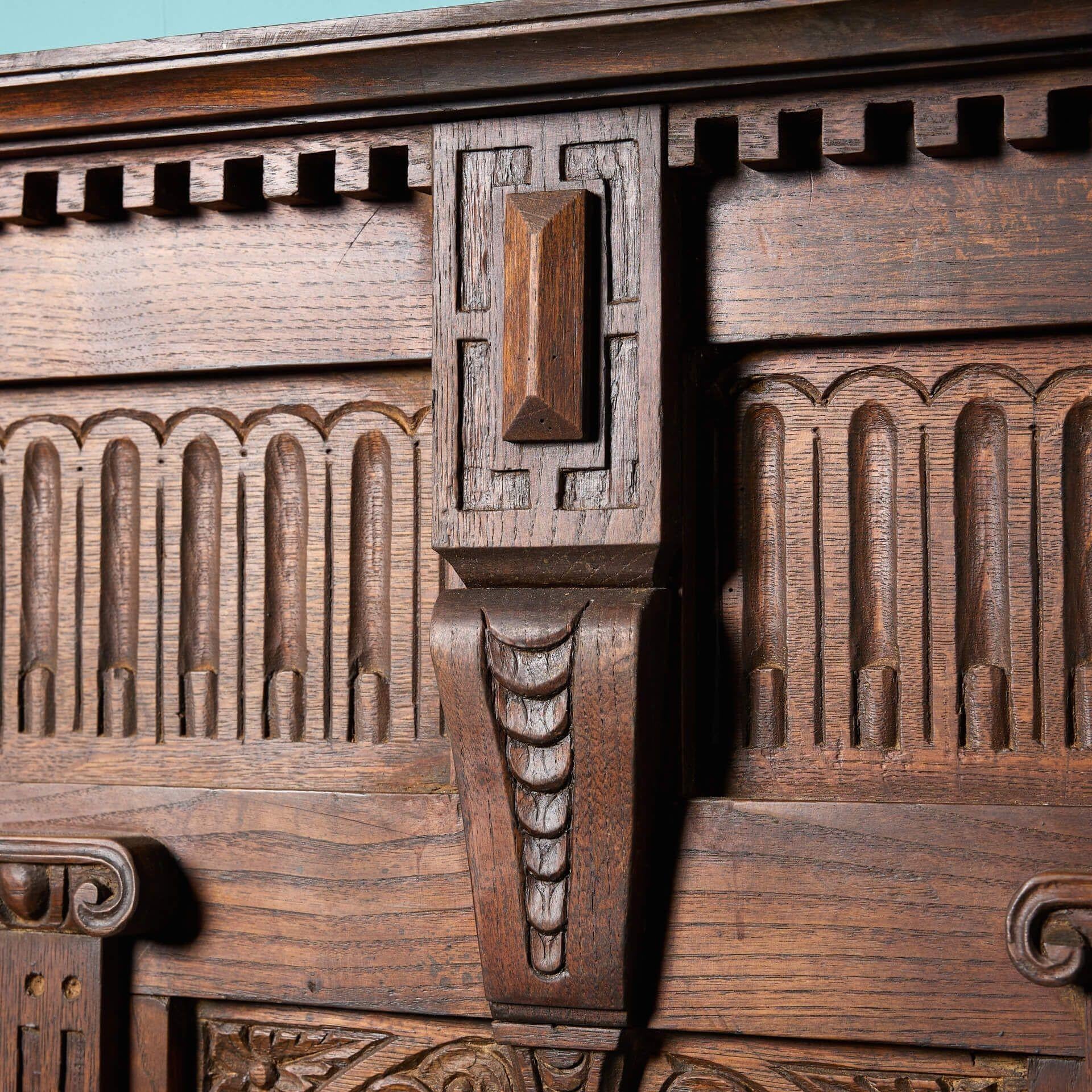 Antiguo panel decorativo de pared de roble de estilo jacobeo Tallado a mano en venta