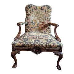 Ancienne chaise à accoudoir ouverte en tapisserie aux points d'aiguille de style Jacobean avec Wood Wood sculpté