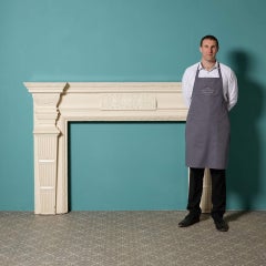 Antigua repisa de chimenea de pino y composición de estilo jacobeo