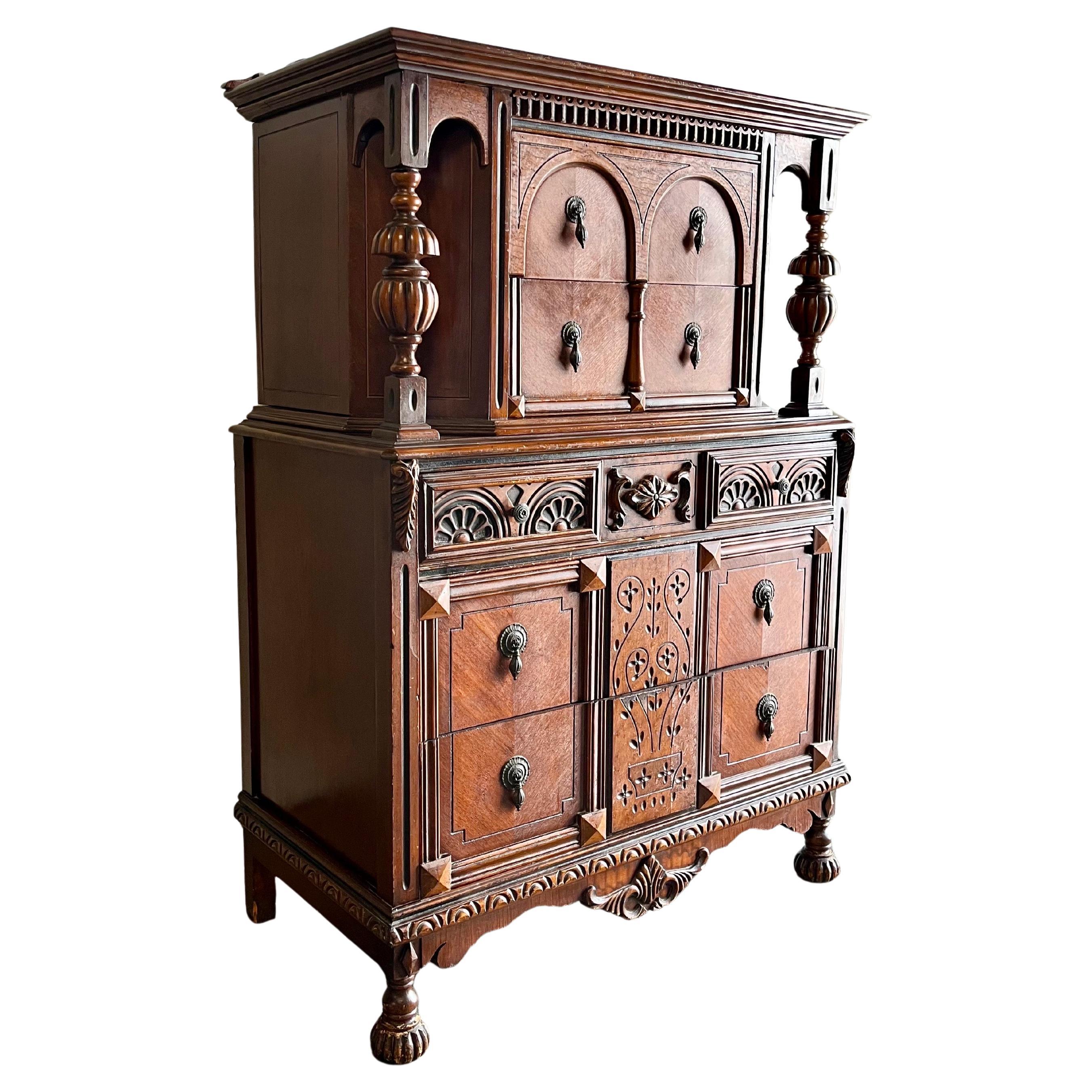 Ancienne huche en chêne tigré jacobéen avec des sculptures ornées. Très beaux visuels. 2 portes latérales à compartiment secret pour les marchandises. 