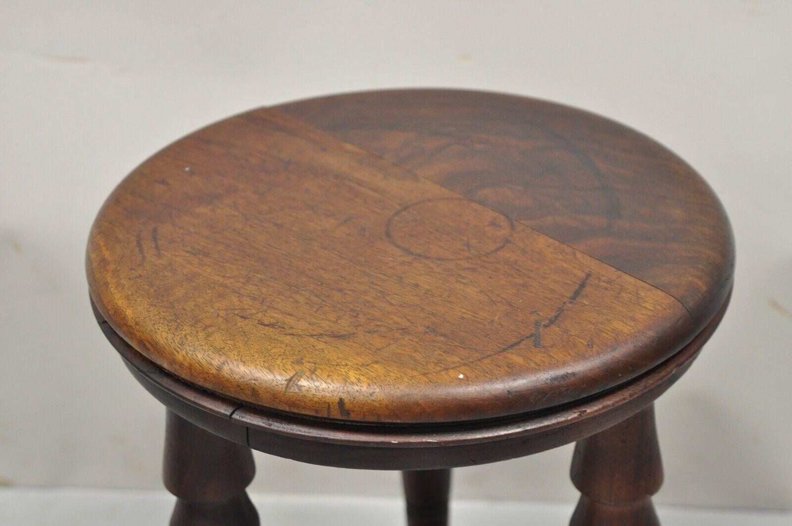 Antiguo Jacobean Walnut Vendedor Dimensionamiento Taburete Banco Reposapiés en Bueno estado para la venta en Philadelphia, PA