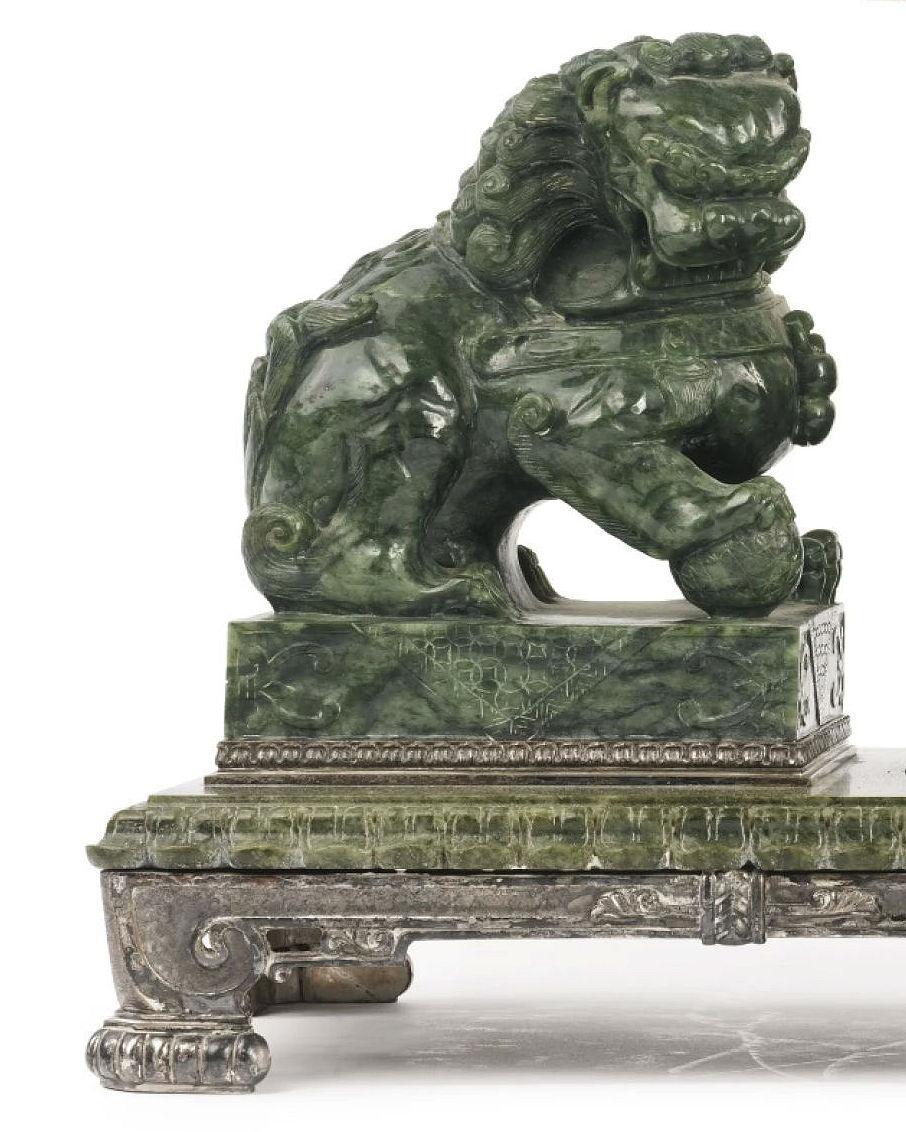 Japonais Pendule de cheminée ancienne en jade et bronze argenté vendue par Yamanaka & Co. en vente