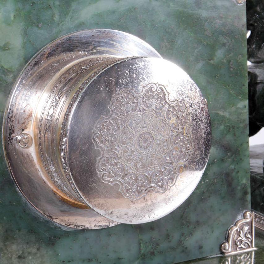 Pendule de cheminée ancienne en jade et bronze argenté vendue par Yamanaka & Co. en vente 1