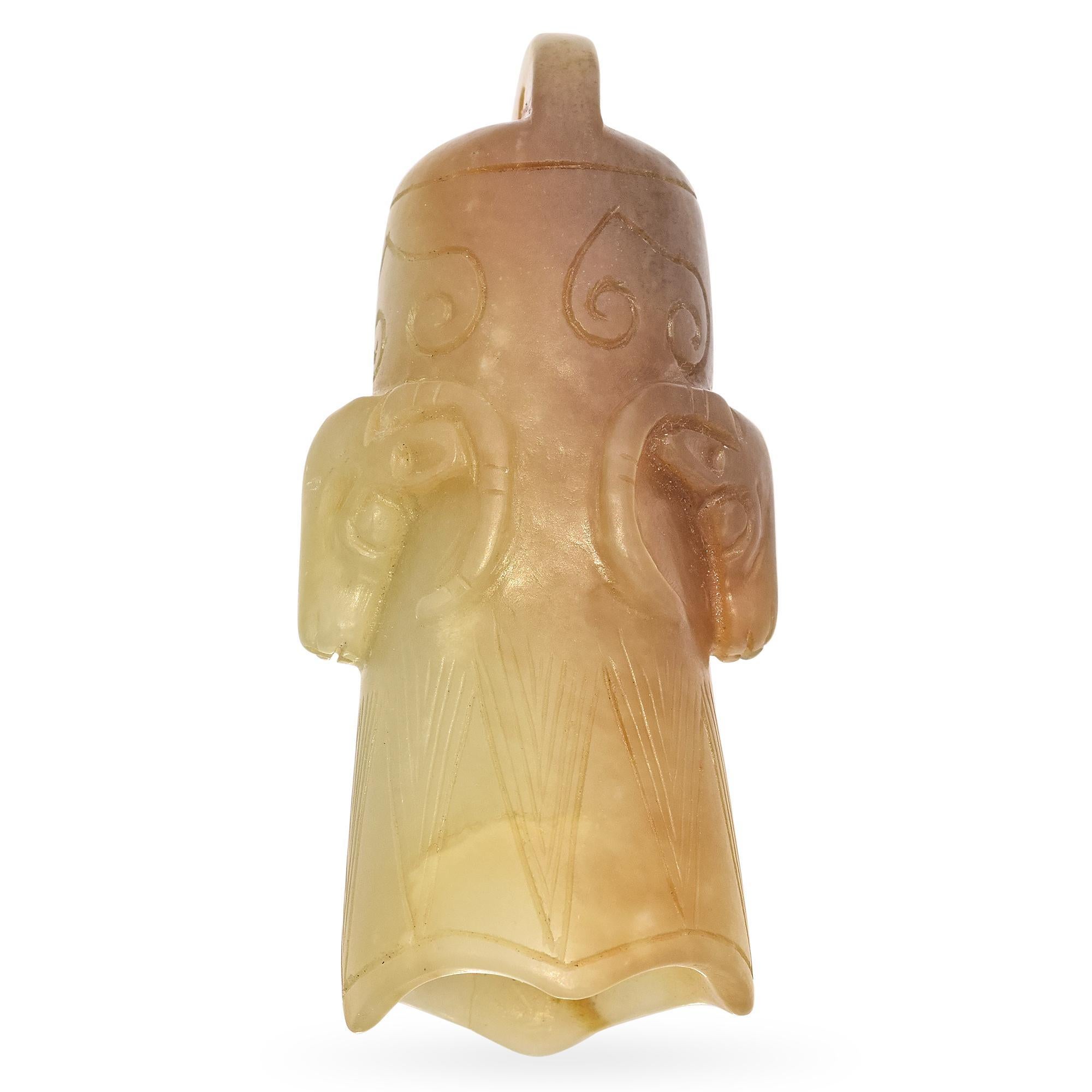 Ce pendentif en jade rare et délicieusement sculpté présente un motif de buffle réversible, qui symbolise la force, la persévérance et la prospérité dans la culture traditionnelle de l'Asie de l'Est. Fabriqué à partir d'un jade aux tons riches et