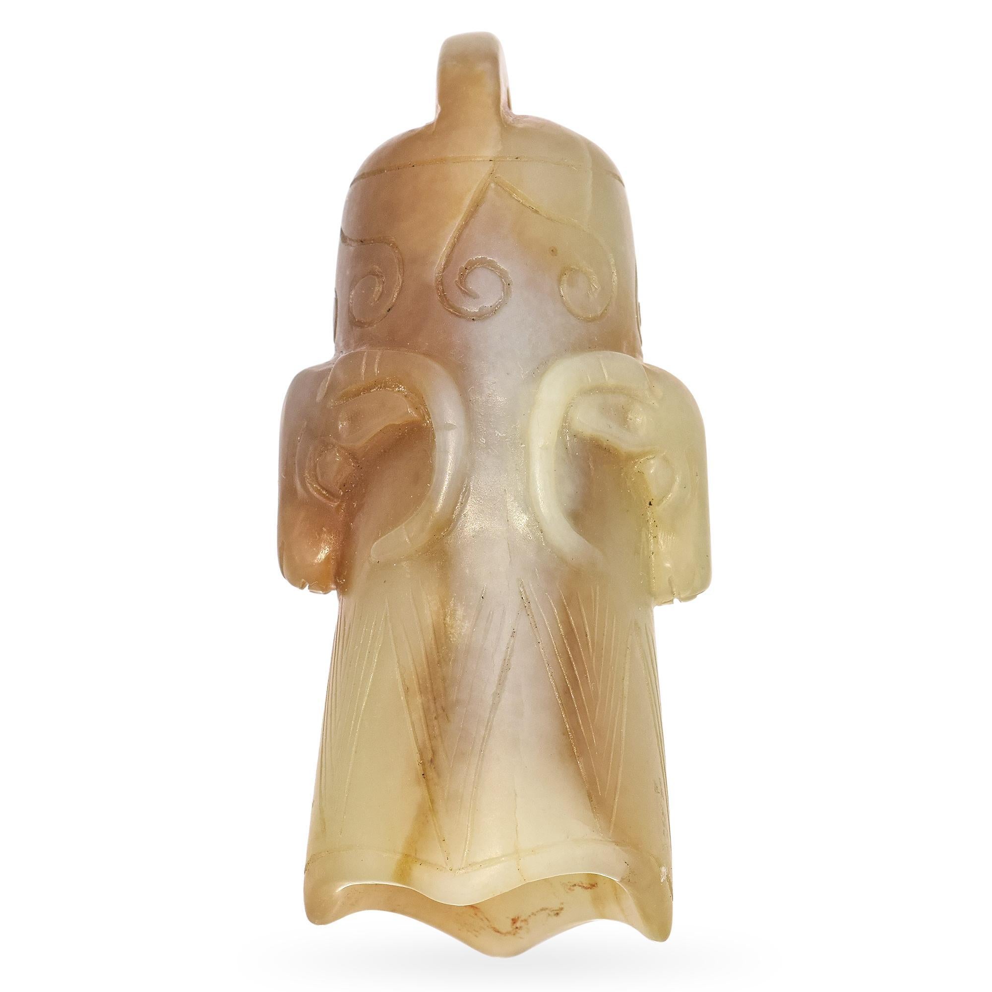 Pendentif amulette réversible en jade ancien sculpté en forme de buffle Bon état - En vente à New York, NY