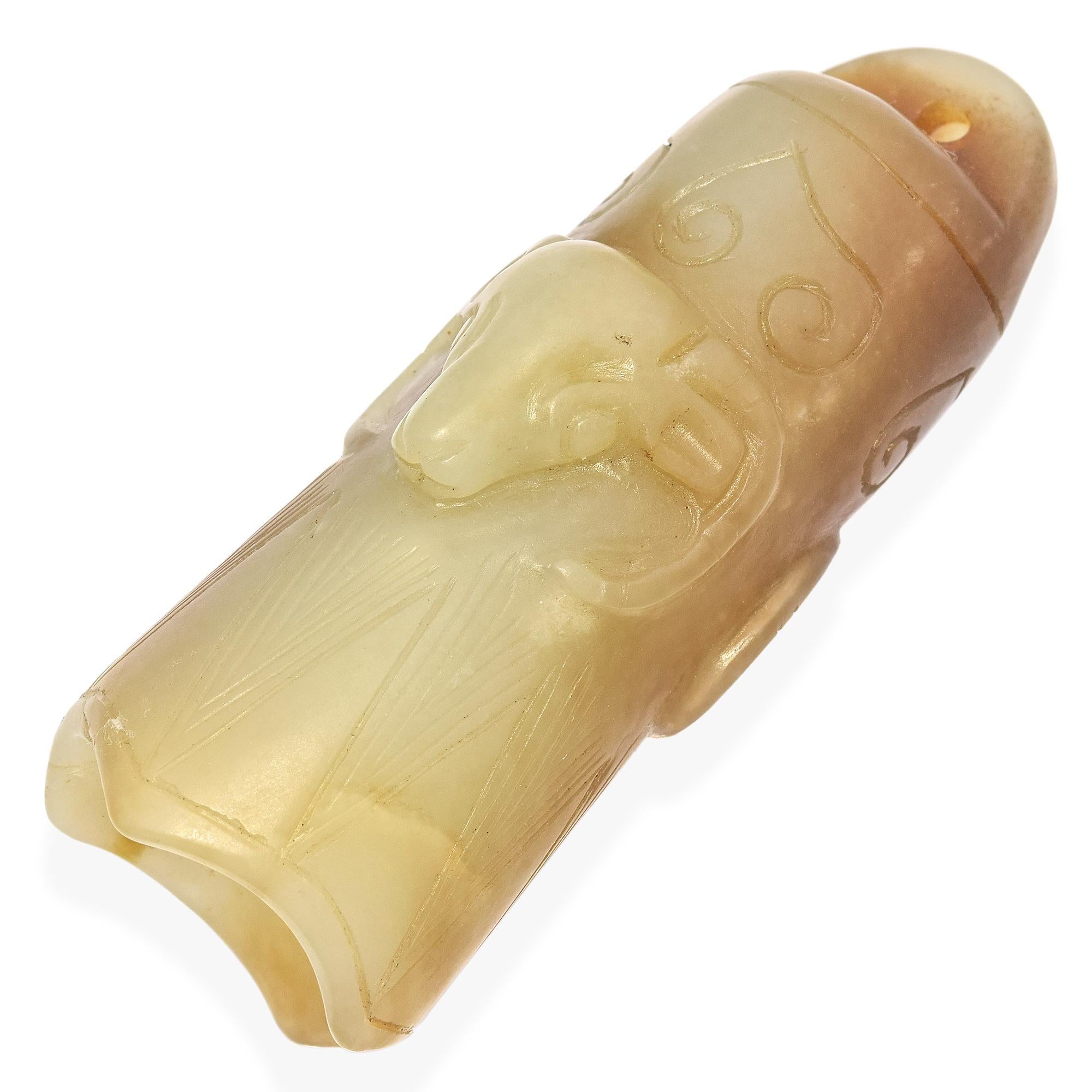 Pendentif amulette réversible en jade ancien sculpté en forme de buffle Unisexe en vente