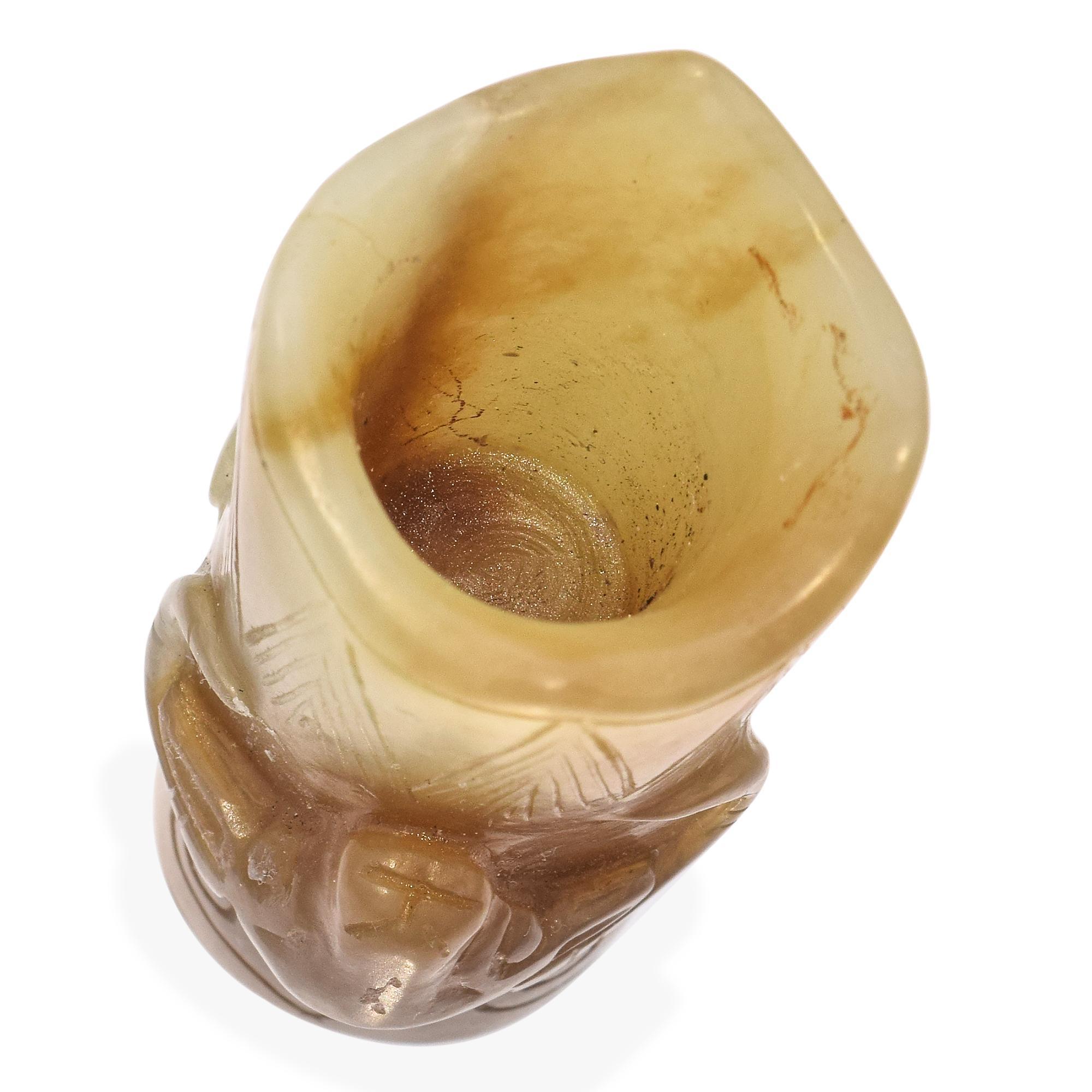 Pendentif amulette réversible en jade ancien sculpté en forme de buffle en vente 1