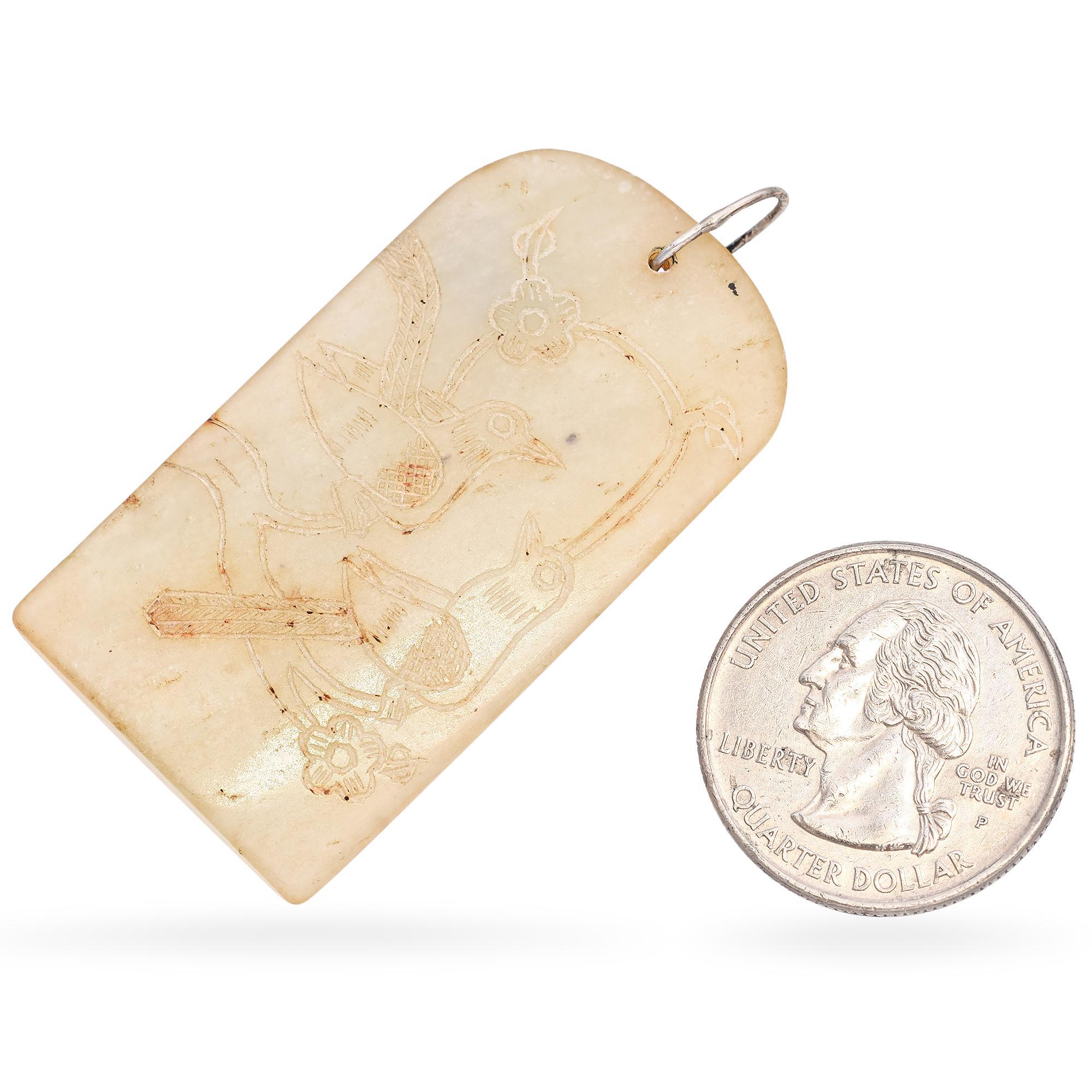 Grezzo Ciondolo antico di giada intagliata con anello di sospensione in argento sterling in vendita