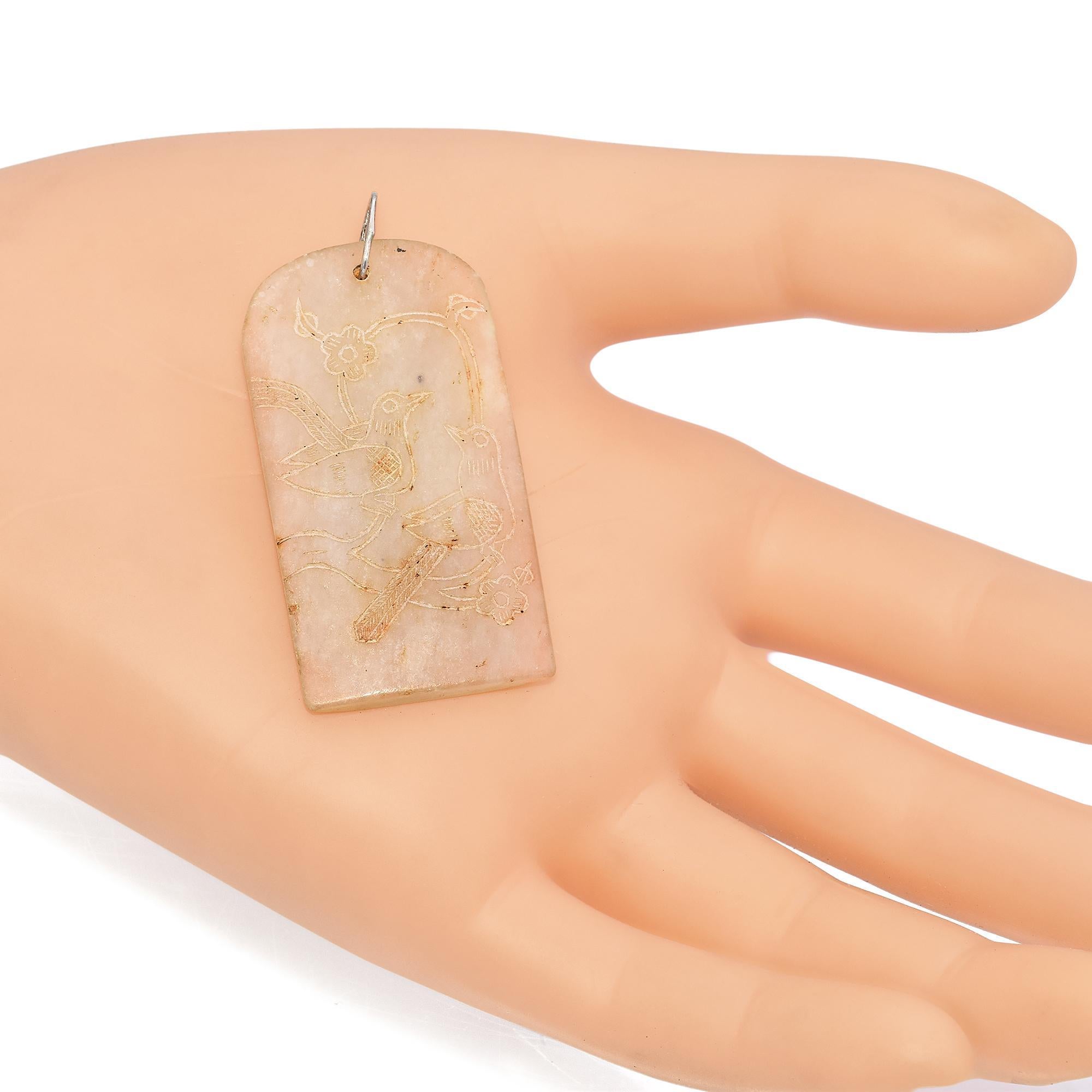 Ciondolo antico di giada intagliata con anello di sospensione in argento sterling In condizioni buone in vendita a New York, NY