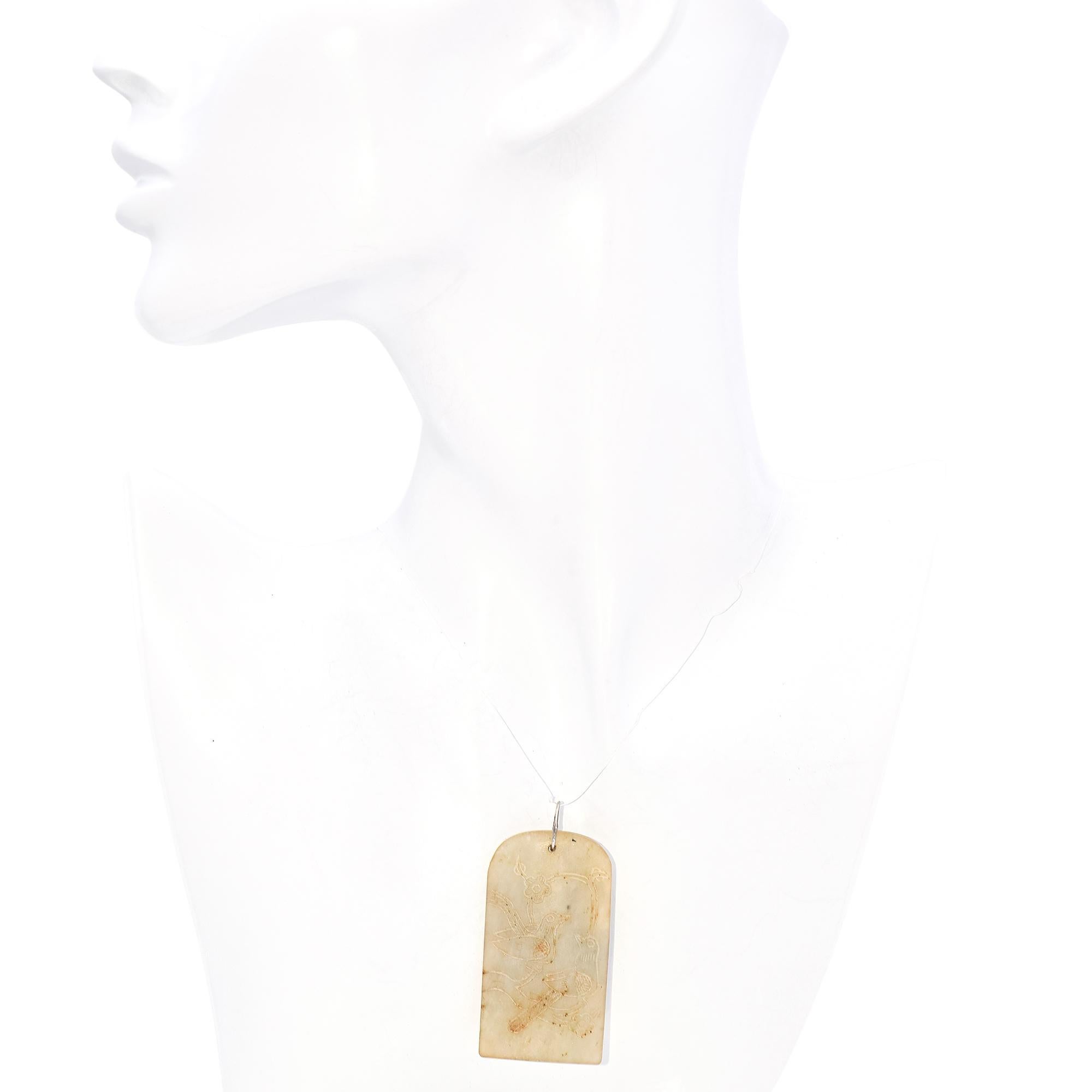 da uomo o donna Ciondolo antico di giada intagliata con anello di sospensione in argento sterling in vendita