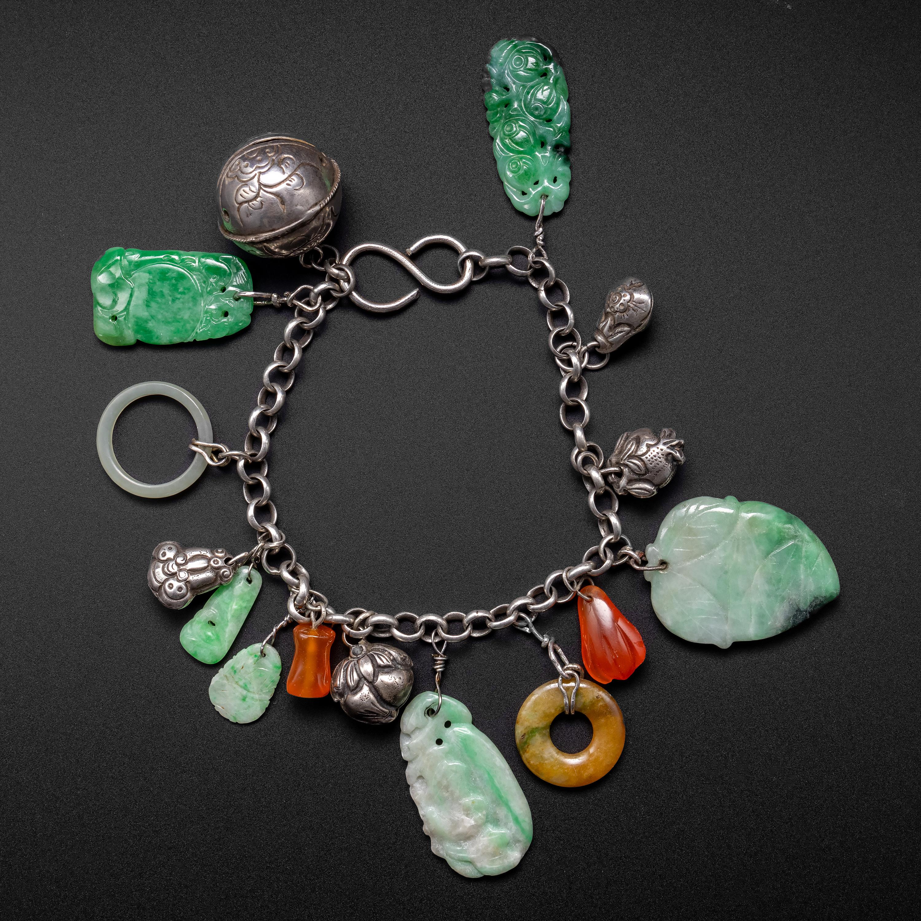 Dieses wunderschöne und ungewöhnliche Bettelarmband ist:: wie die meisten Bettelarmbänder:: im Laufe der Zeit entstanden. Die schwere Kette selbst stammt aus der viktorianischen Ära (ca. Ende 1800) und scheint englischen Ursprungs zu sein:: ebenso
