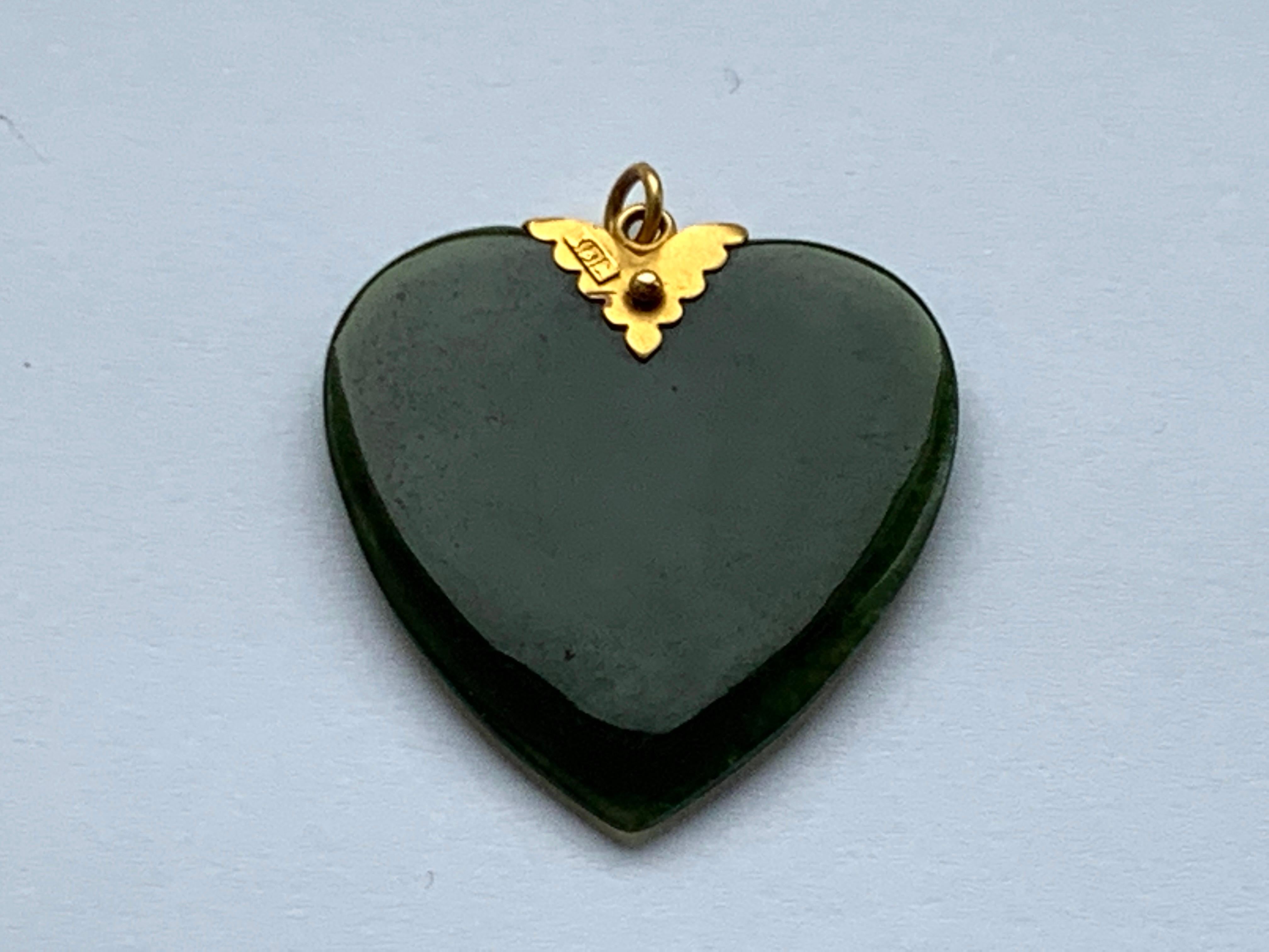 Antique
Dark Green Jade Heart
with 9ct Gold Bail & collar
Stamped 9c

Size 3.5 cm x 4 cm
(cm = centimeters )

Weight 9.3 grams

Condition - very good 