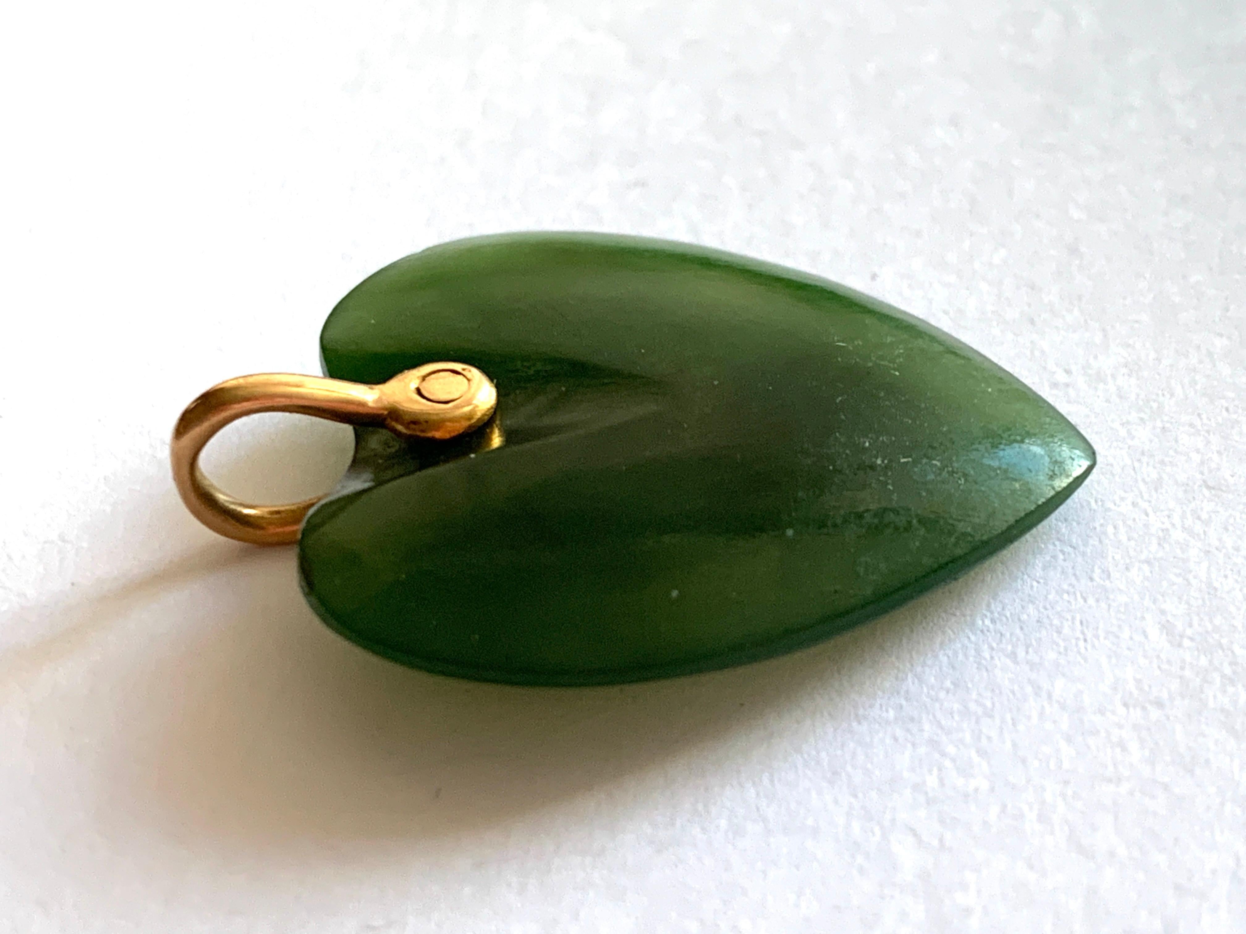Antiker viktorianischer Jade Grüner Herz-Anhänger
mit spektakulärem Bügel aus 9 Karat Gold
Starkes Stück
Gewicht 7 Gramm
Größe ca. 3,5 cm x 2,7 cm x 3,5 mm 