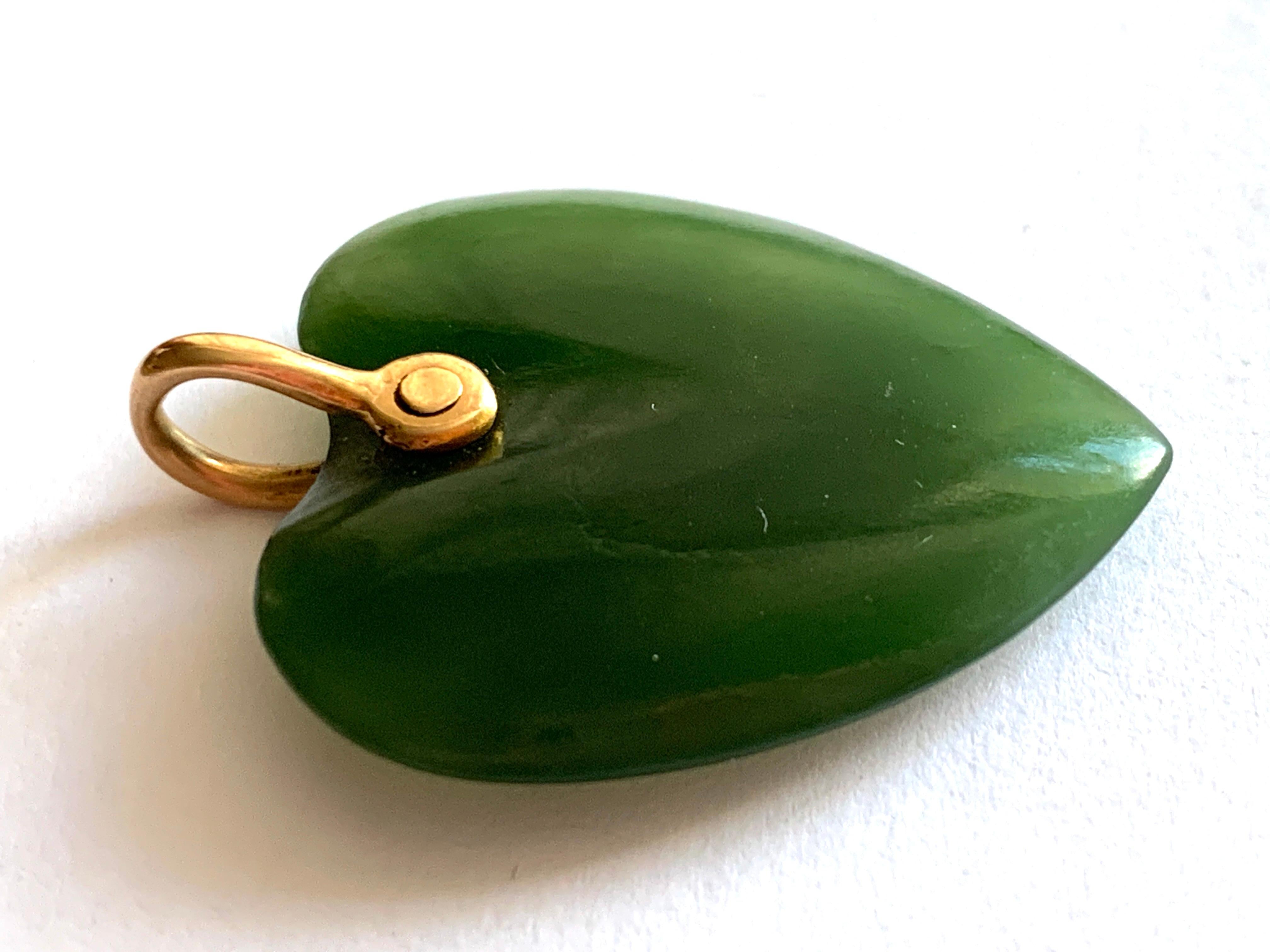 Antikes Jade-Herz mit 9 Karat Goldschnürung (Herzschliff)