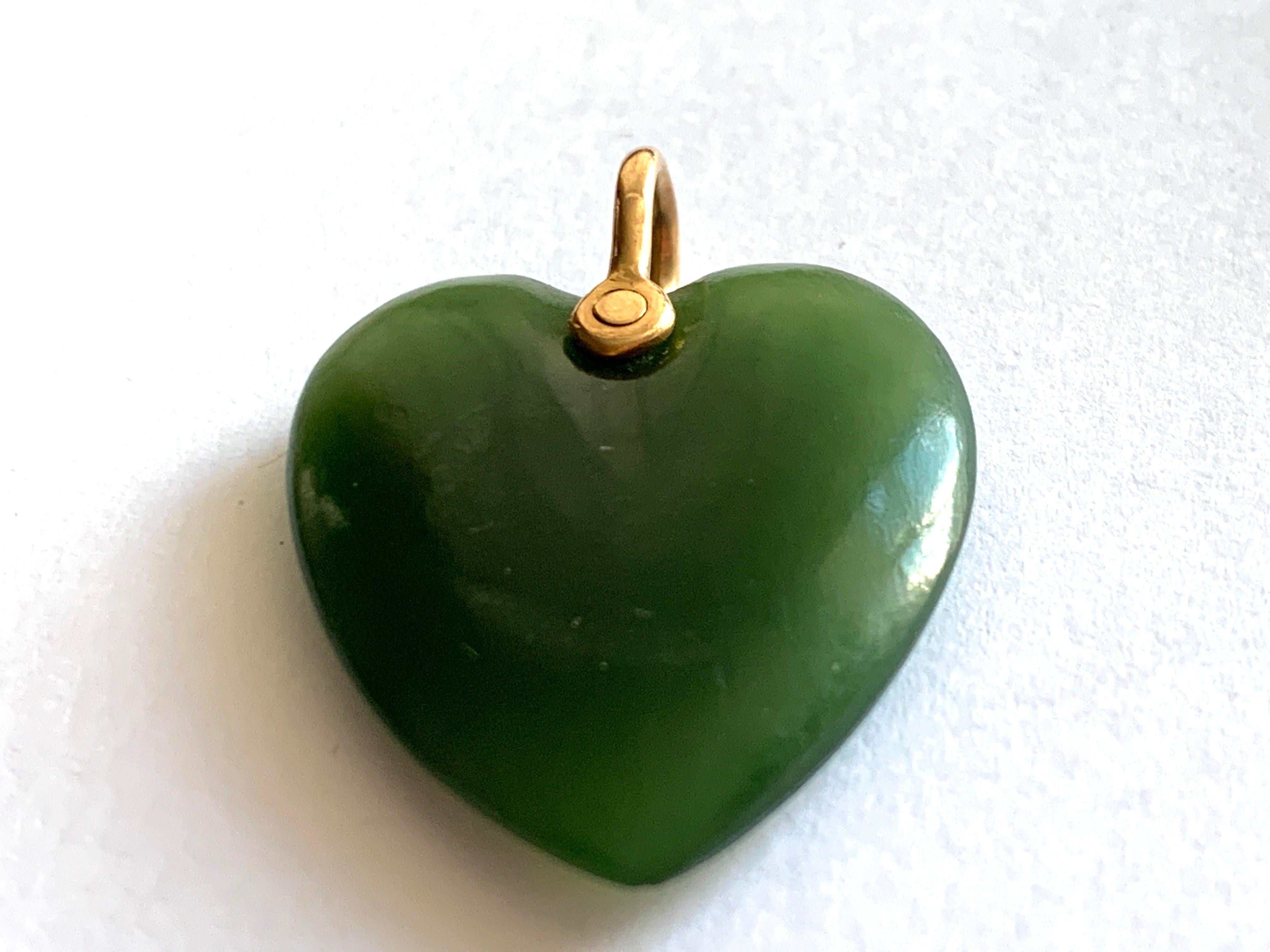 Antikes Jade-Herz mit 9 Karat Goldschnürung im Zustand „Gut“ in London, GB