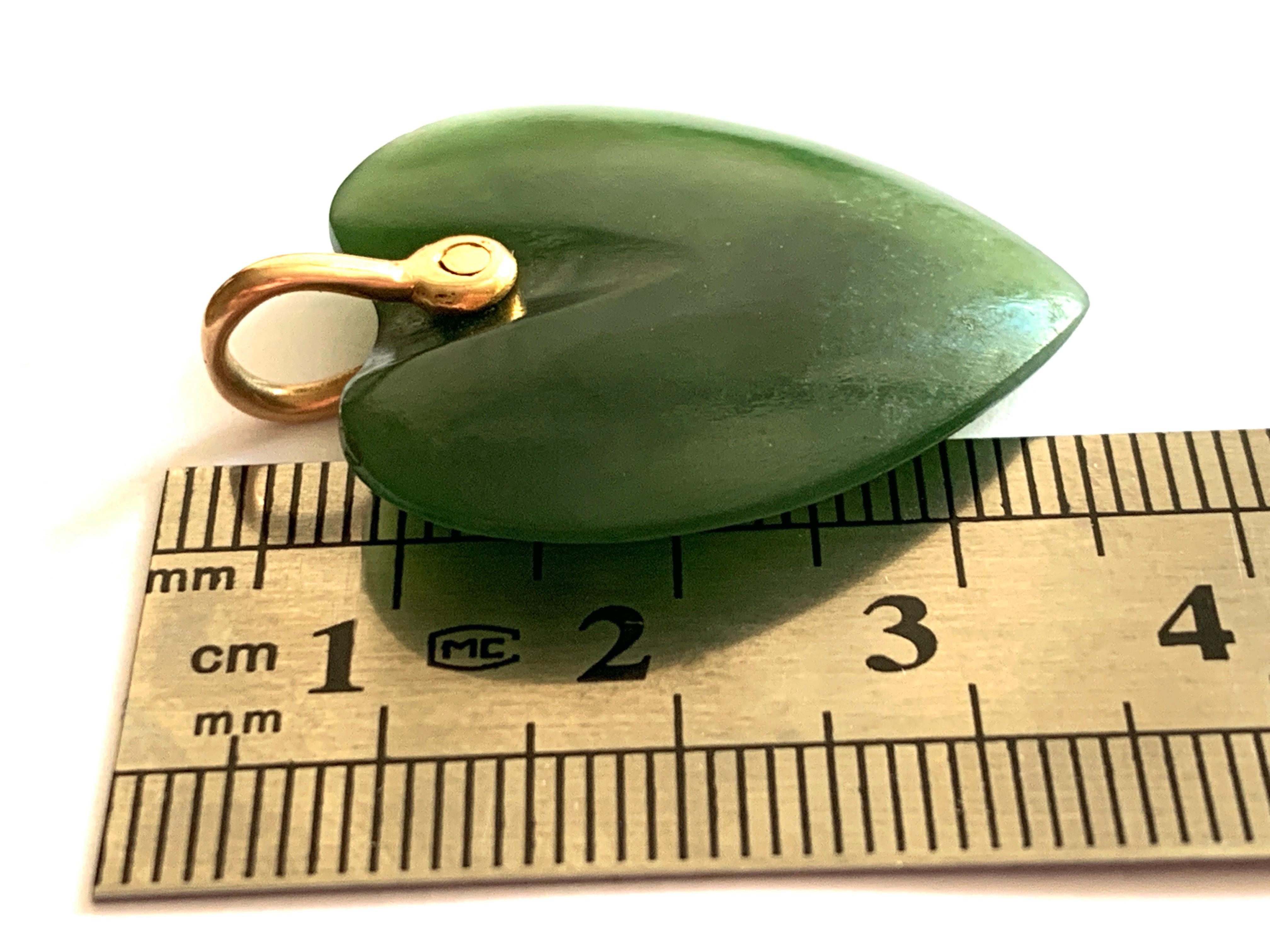 Antikes Jade-Herz mit 9 Karat Goldschnürung für Damen oder Herren