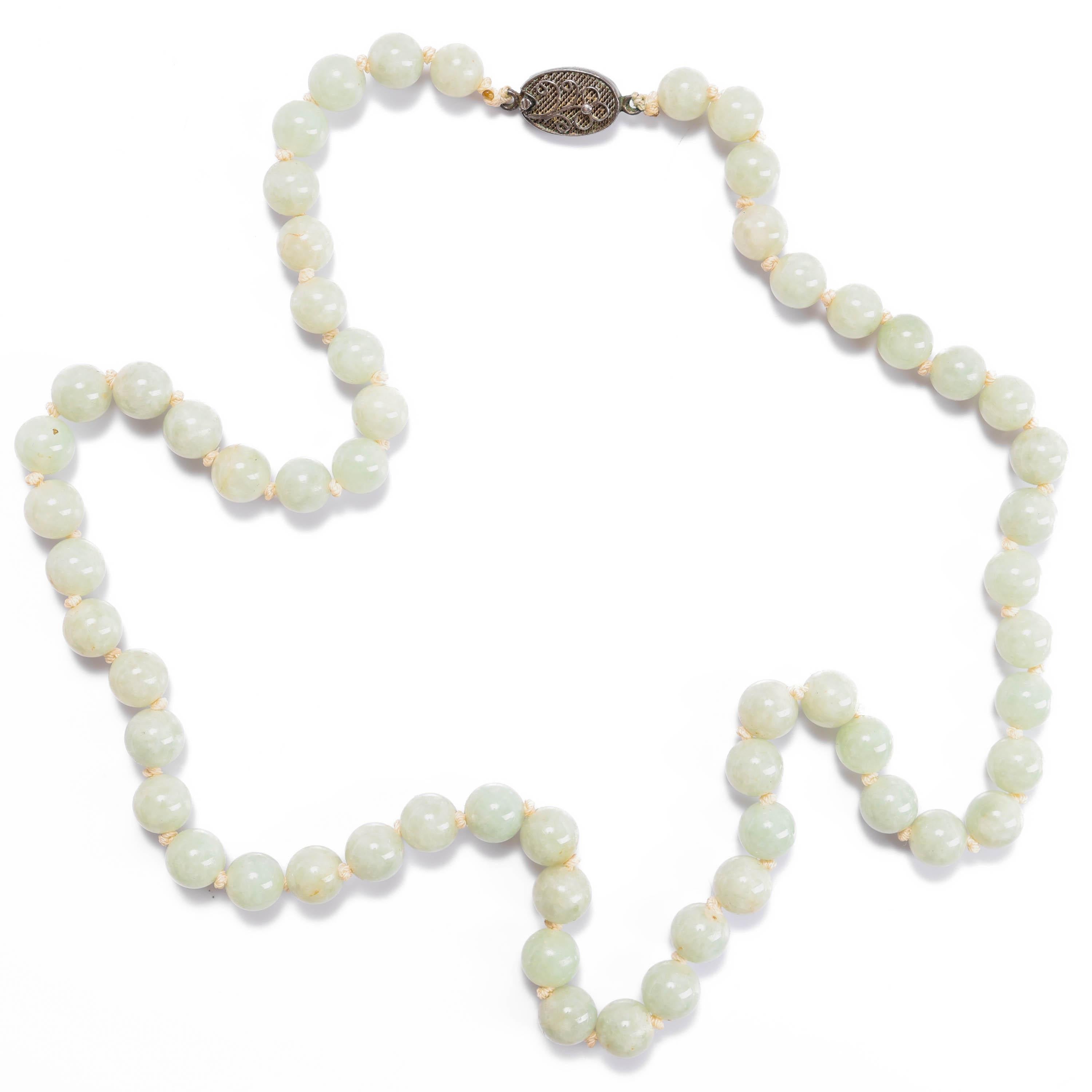 Dieser 23 Zoll lange Strang aus natürlichen, unbehandelten burmesischen Jadeit-Perlen wurde zwischen 1910 und 1920 von Hand gefertigt und mag dem Uneingeweihten vielleicht unscheinbar erscheinen. Aber für diejenigen unter Ihnen, die Jade kennen und