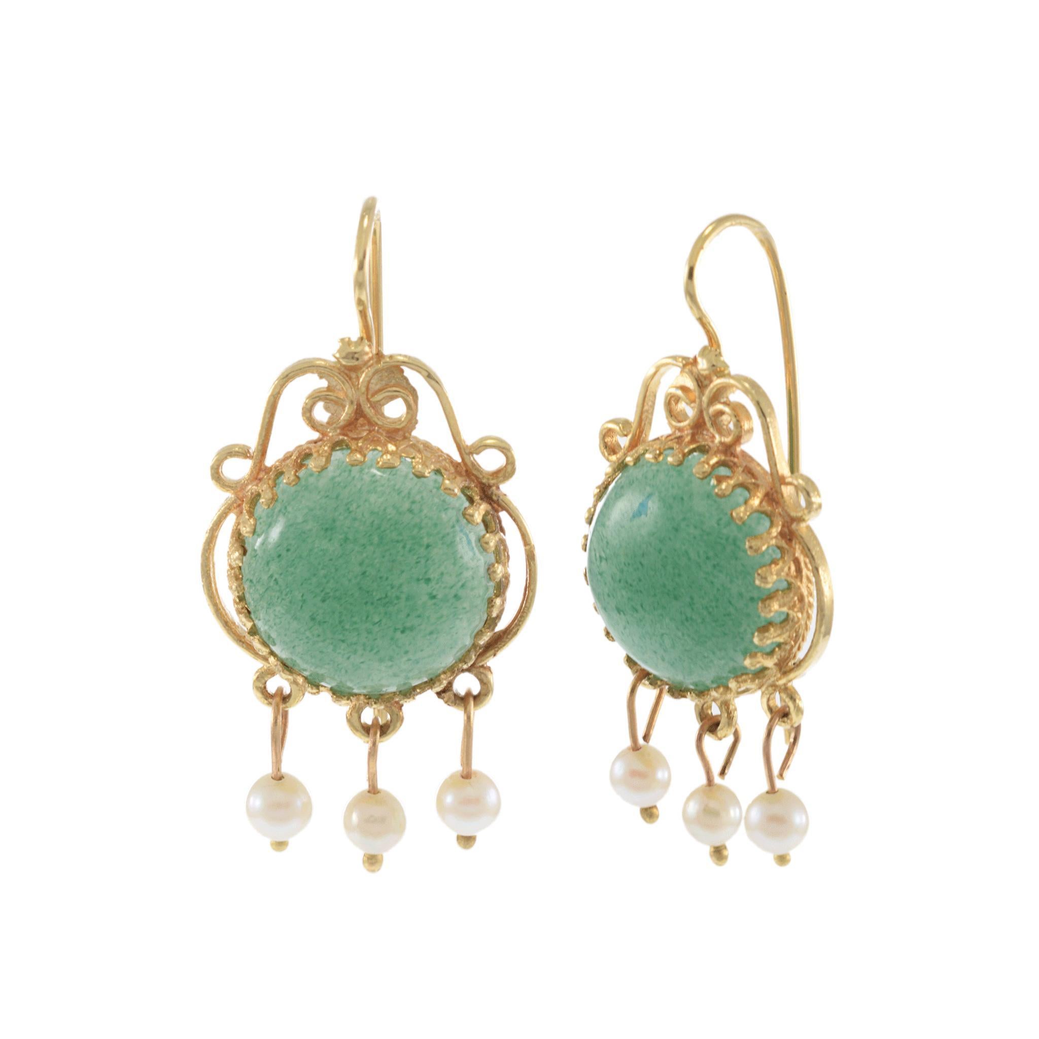 Questi antichi orecchini a goccia mostrano il fascino e la maestria di un'epoca passata, abbinando ricchi cabochon di giada verde a piccole perle coltivate da 3 mm. Incorniciato in oro giallo 14 carati ornato da volute rifinite a mano e da una