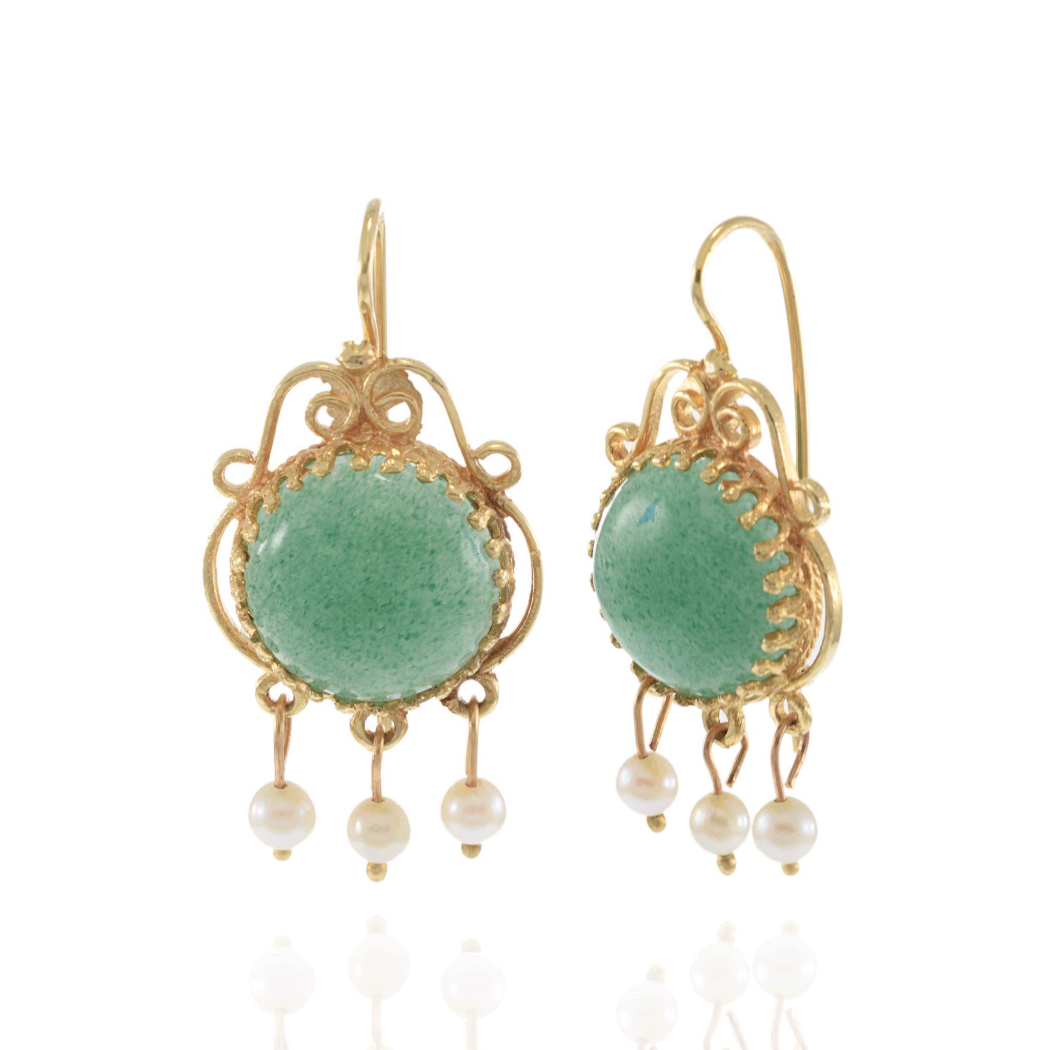 Cabochon Orecchini pendenti di giada e perle antiche in oro giallo 14 carati in vendita